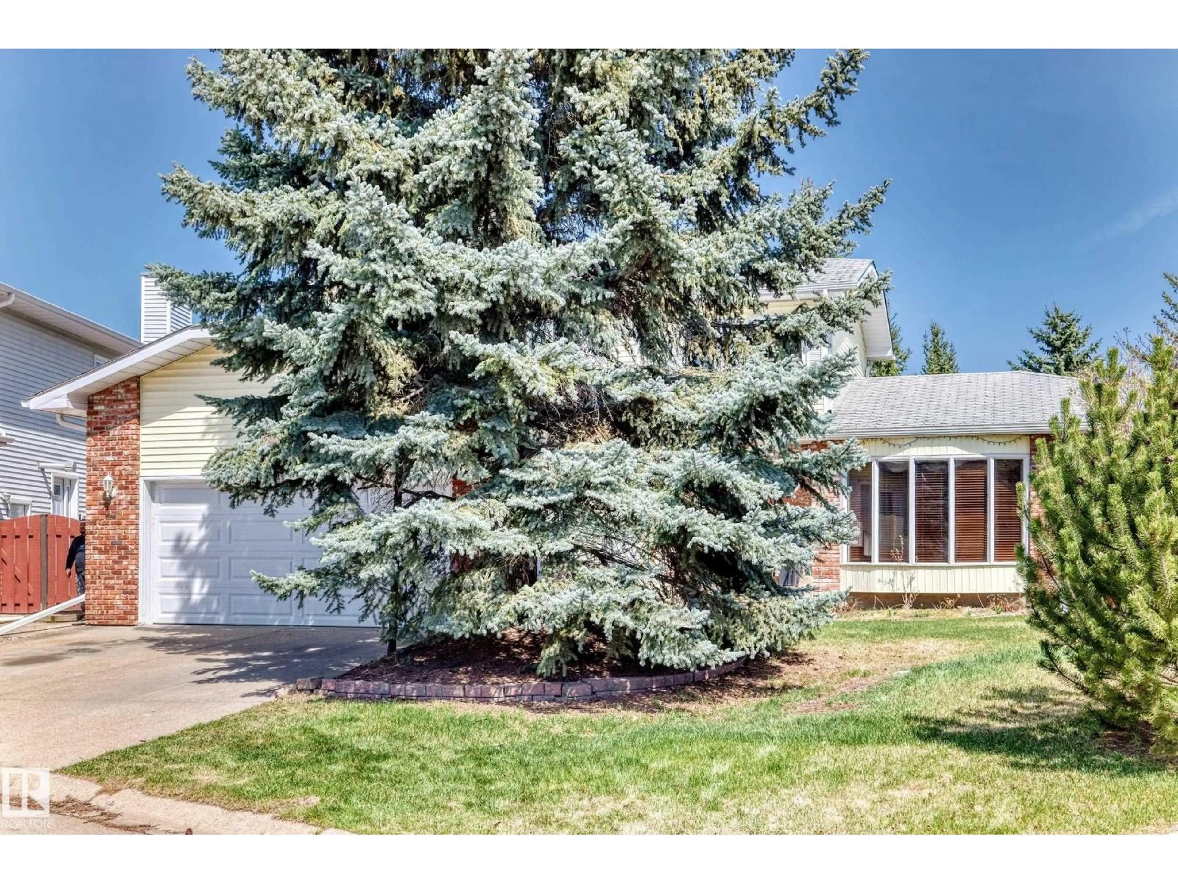 Home with vinyl exterior material, street for 3923 149 ST, Edmonton Alberta T6R1J7