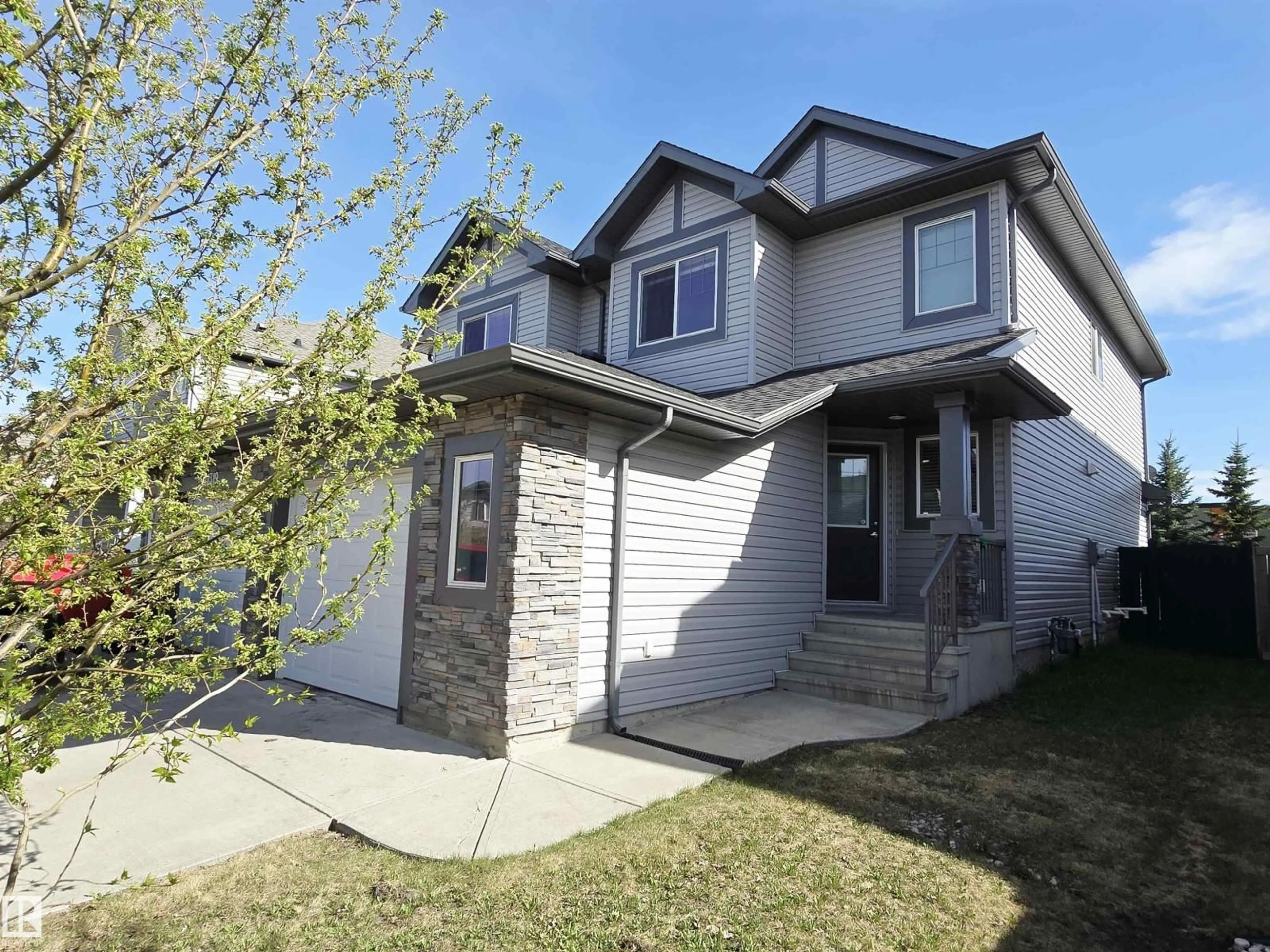 Home with vinyl exterior material, street for 21321 94 AV, Edmonton Alberta T5T4E5