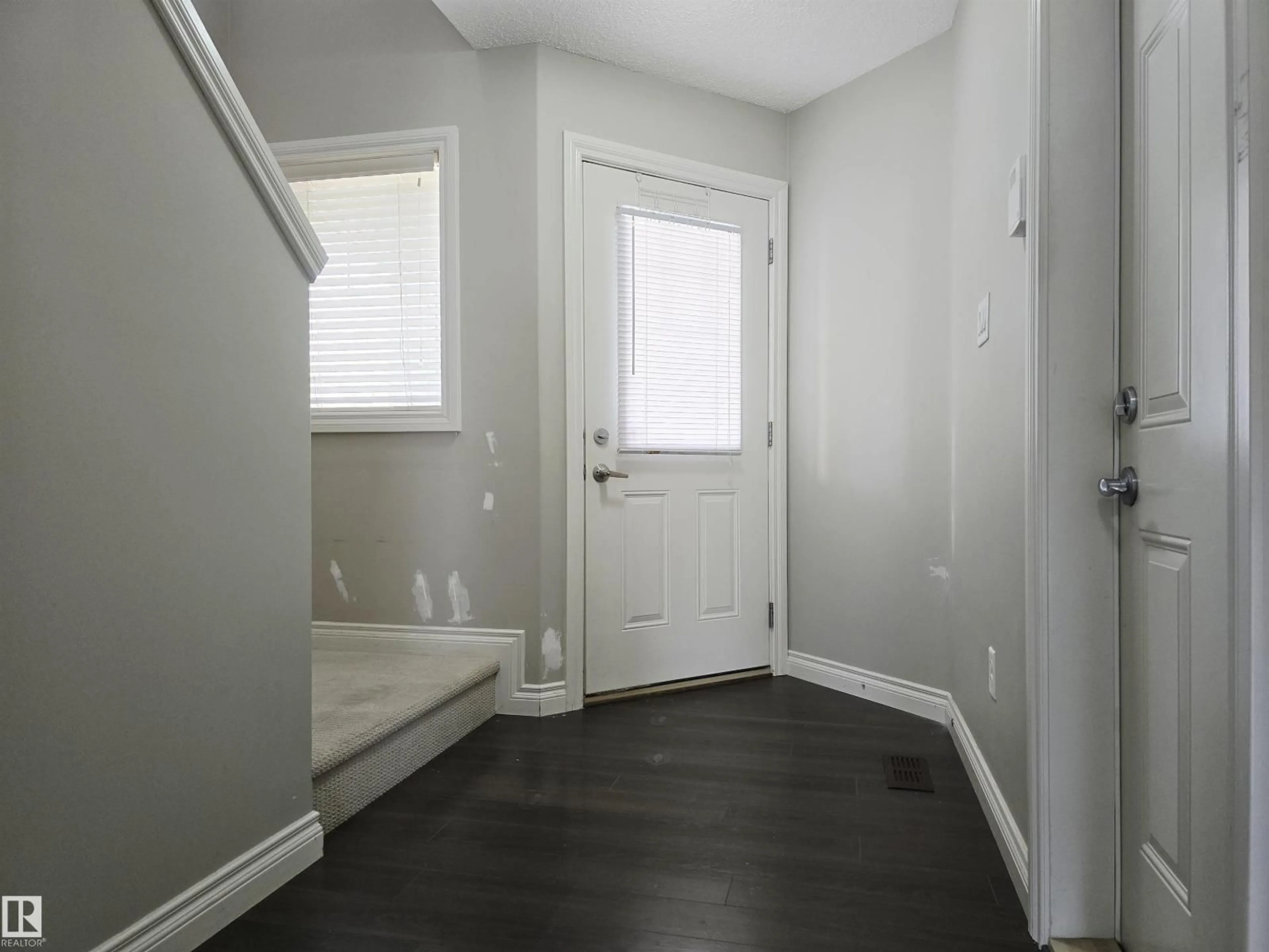 Indoor entryway for 21321 94 AV, Edmonton Alberta T5T4E5