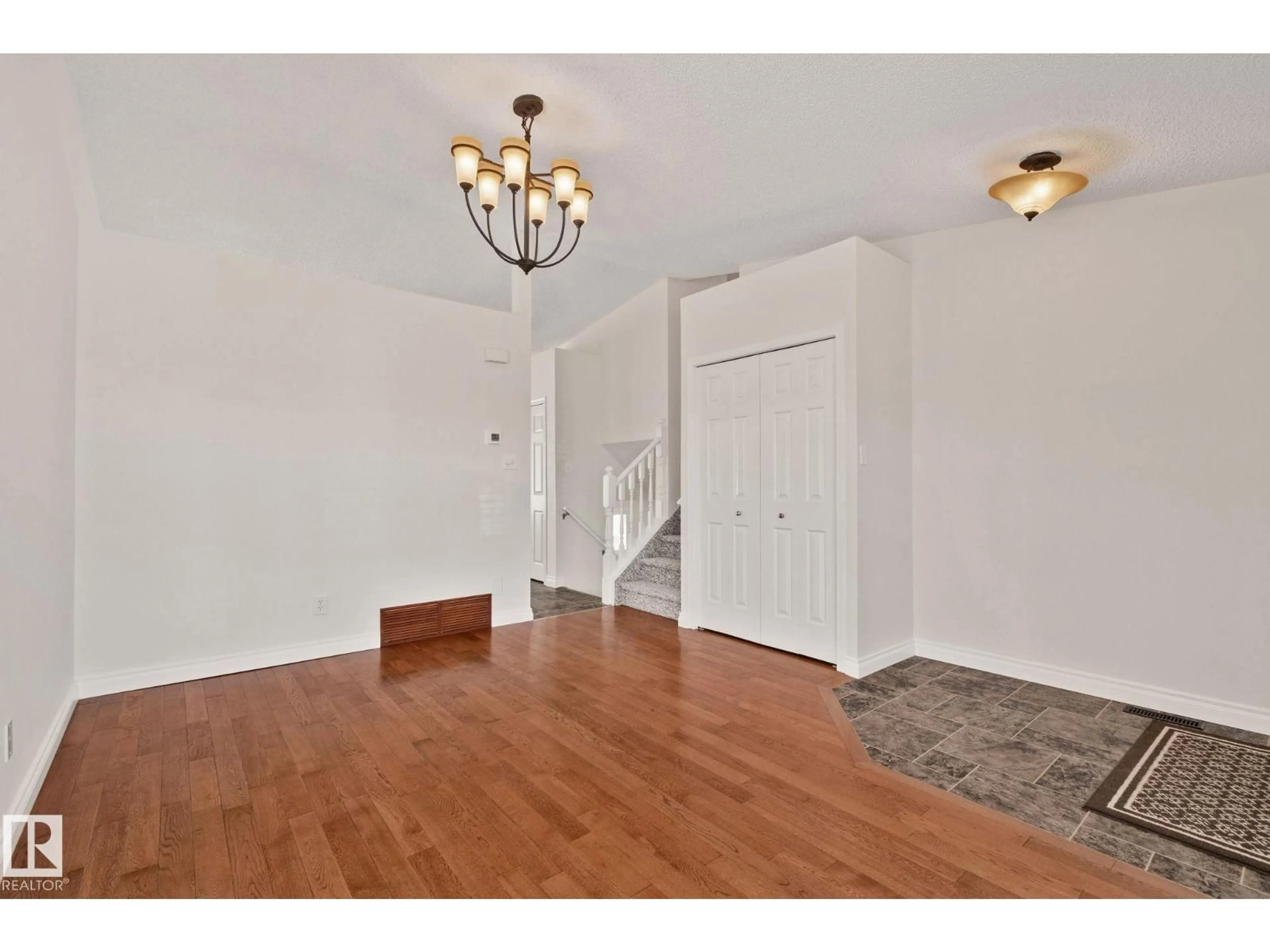 Indoor entryway for 18903 70 AV, Edmonton Alberta T5T5E1
