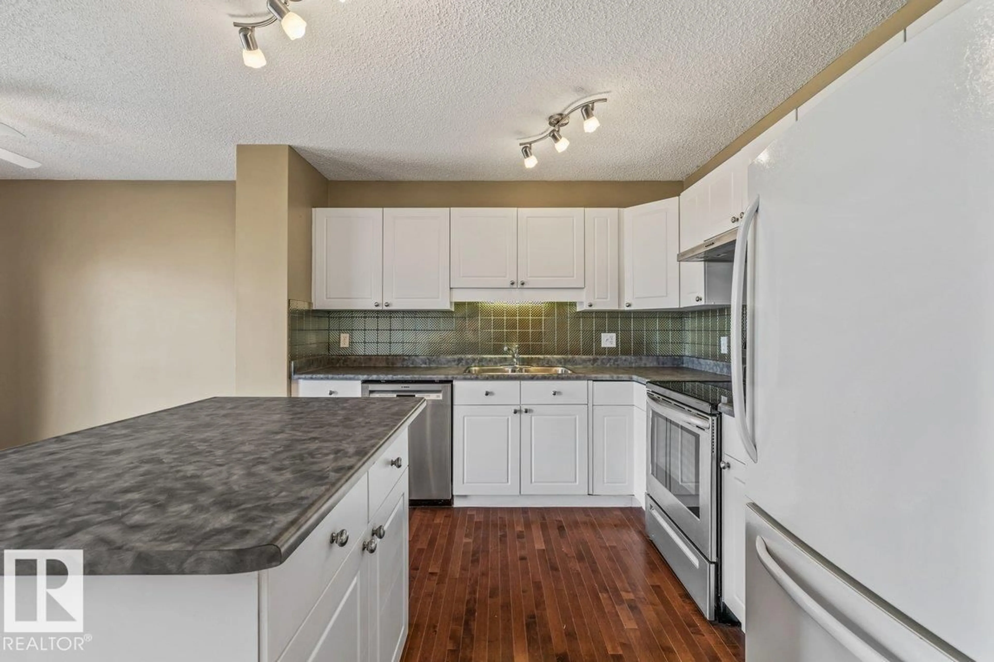 Standard kitchen, unknown for SW - 12148 16 AV, Edmonton Alberta T6W1L8