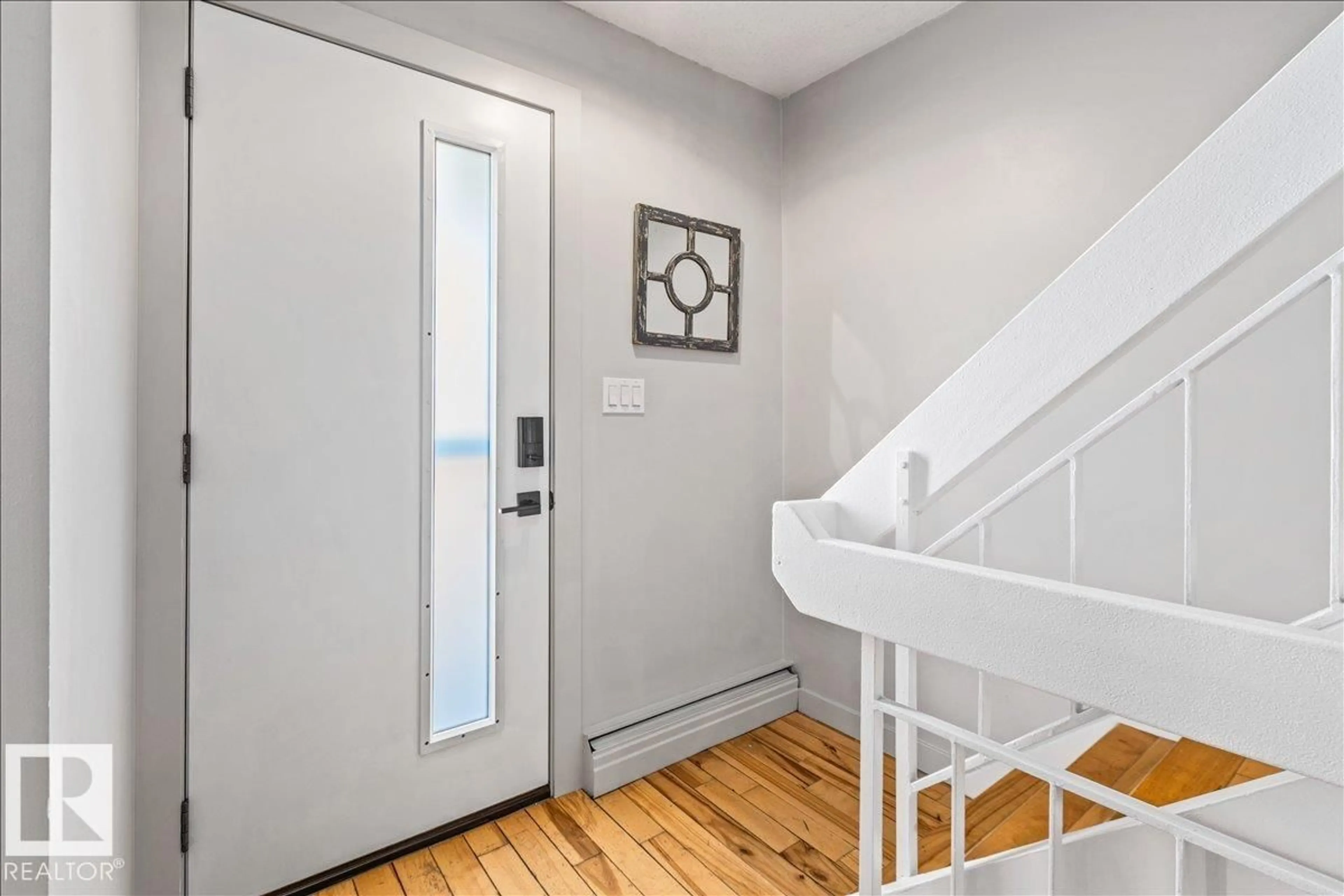 Indoor entryway for 14222 91 AV, Edmonton Alberta T5R4Y4