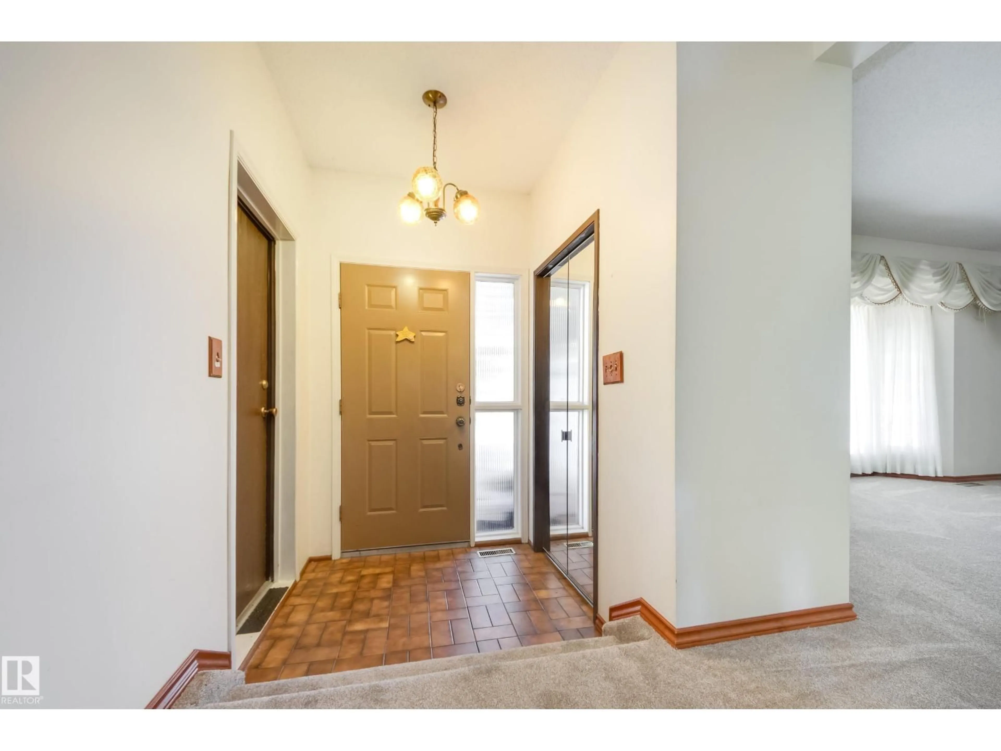 Indoor entryway for 12307 54 ST, Edmonton Alberta T5W3N7