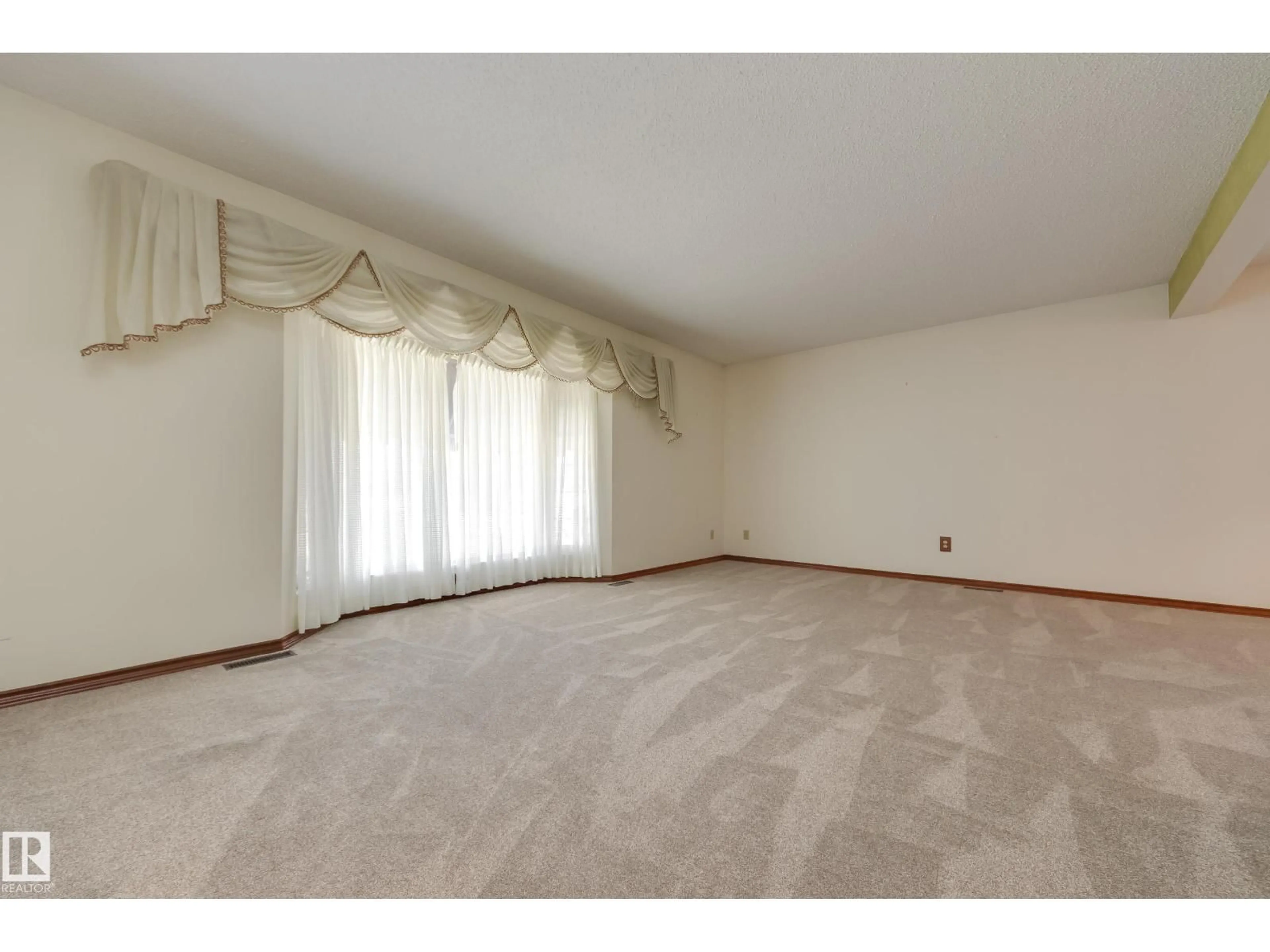 A pic of a room for 12307 54 ST, Edmonton Alberta T5W3N7