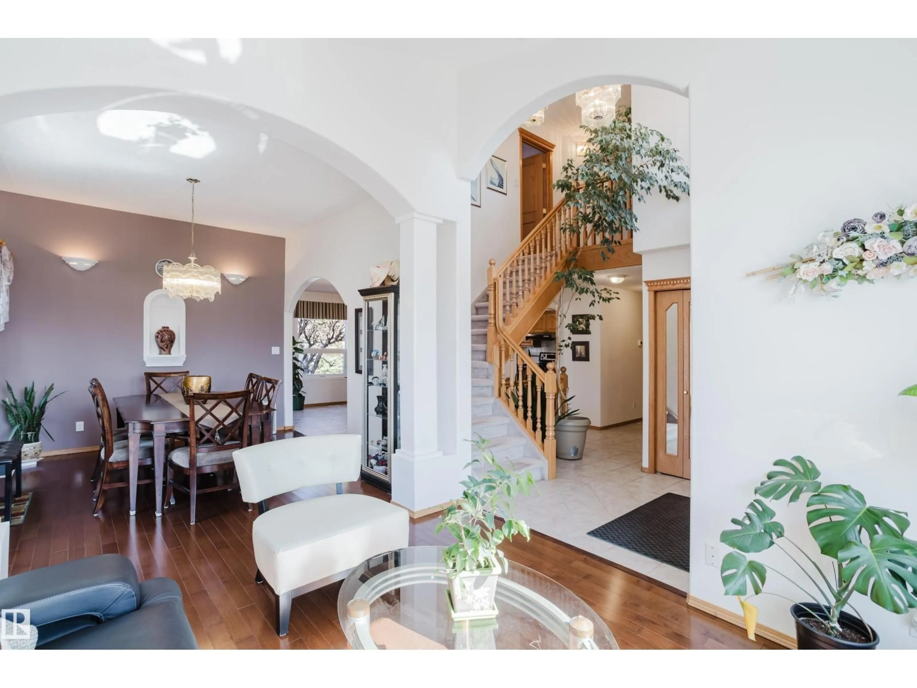Indoor entryway for 518 REID CLOSE, Edmonton Alberta T6R2M3