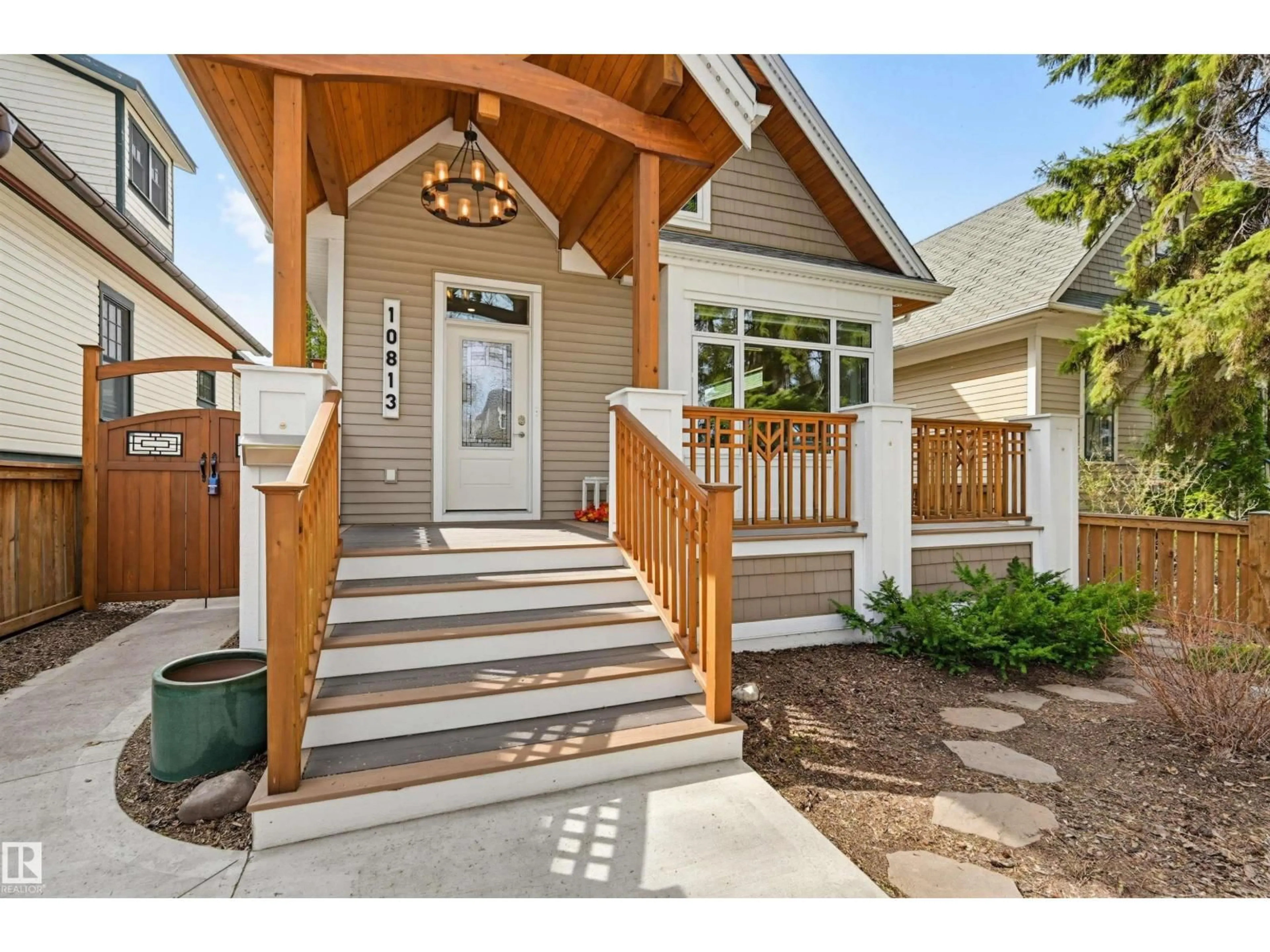 Indoor entryway for 10813 74 AV, Edmonton Alberta T6E1G8