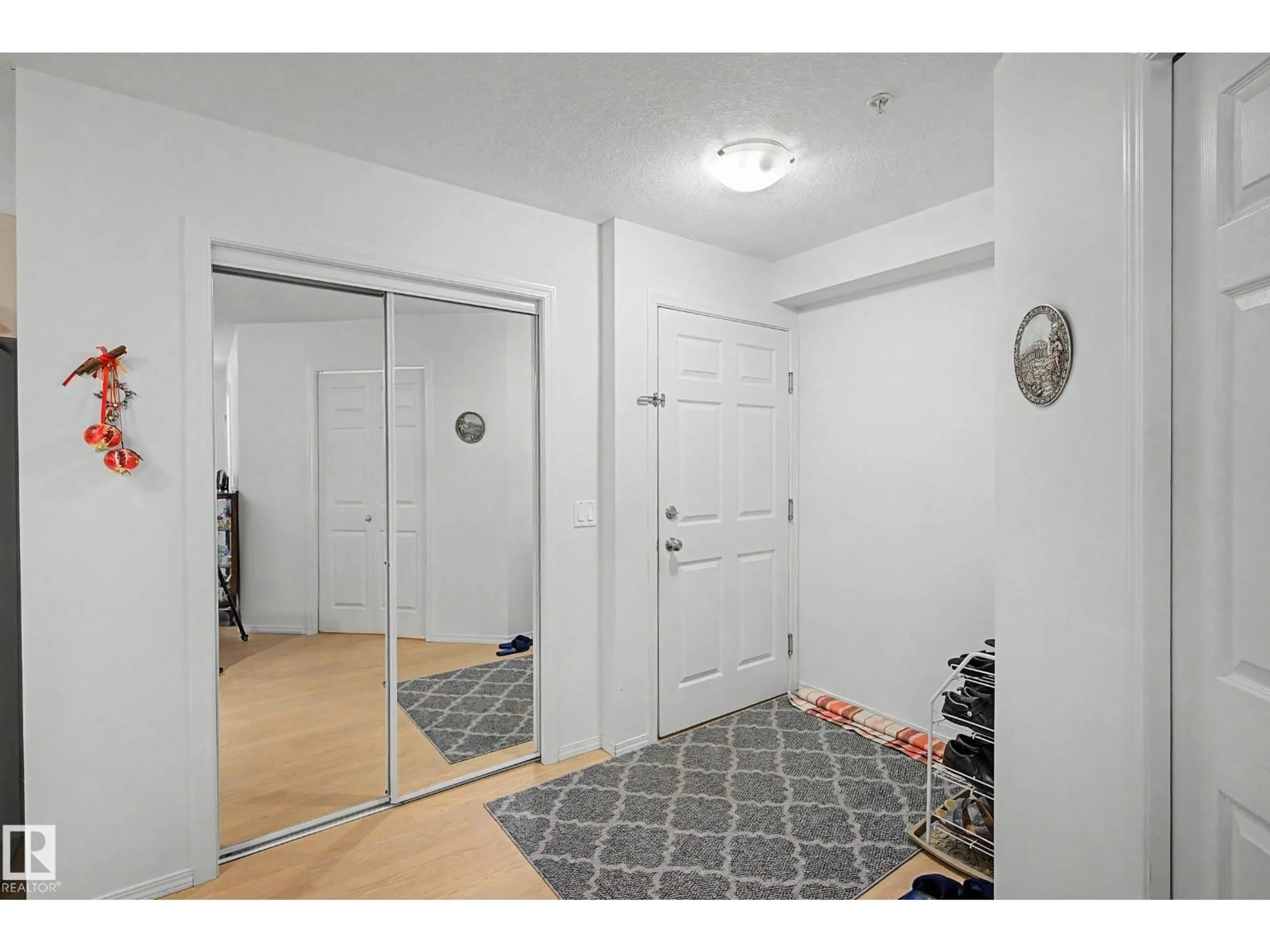 Indoor entryway for 40 - 119 SUMMERWOOD BV, Sherwood Park Alberta T8H0C3