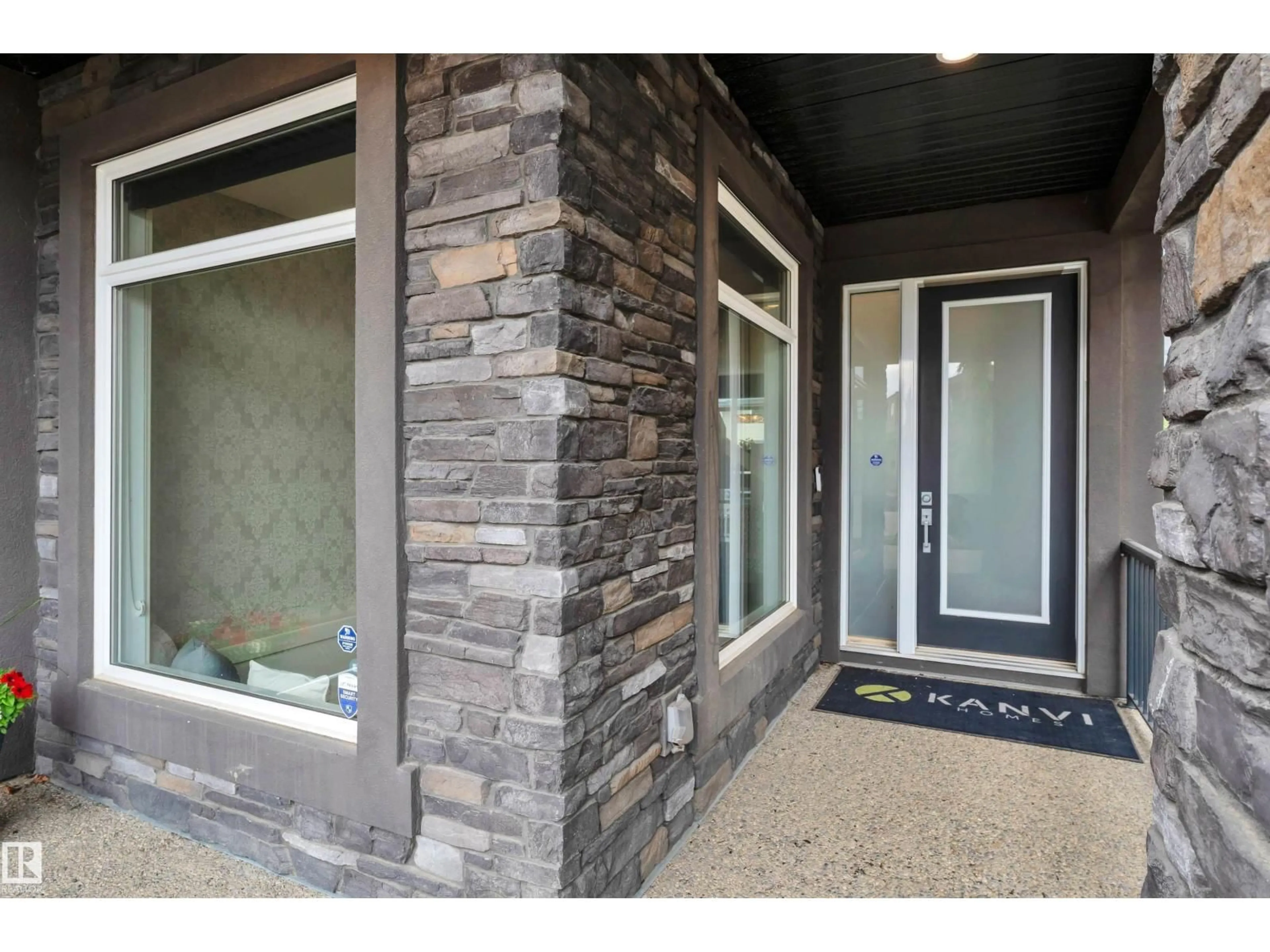 Indoor entryway for 1116 HAINSTOCK GREEN SW, Edmonton Alberta T6W2T8