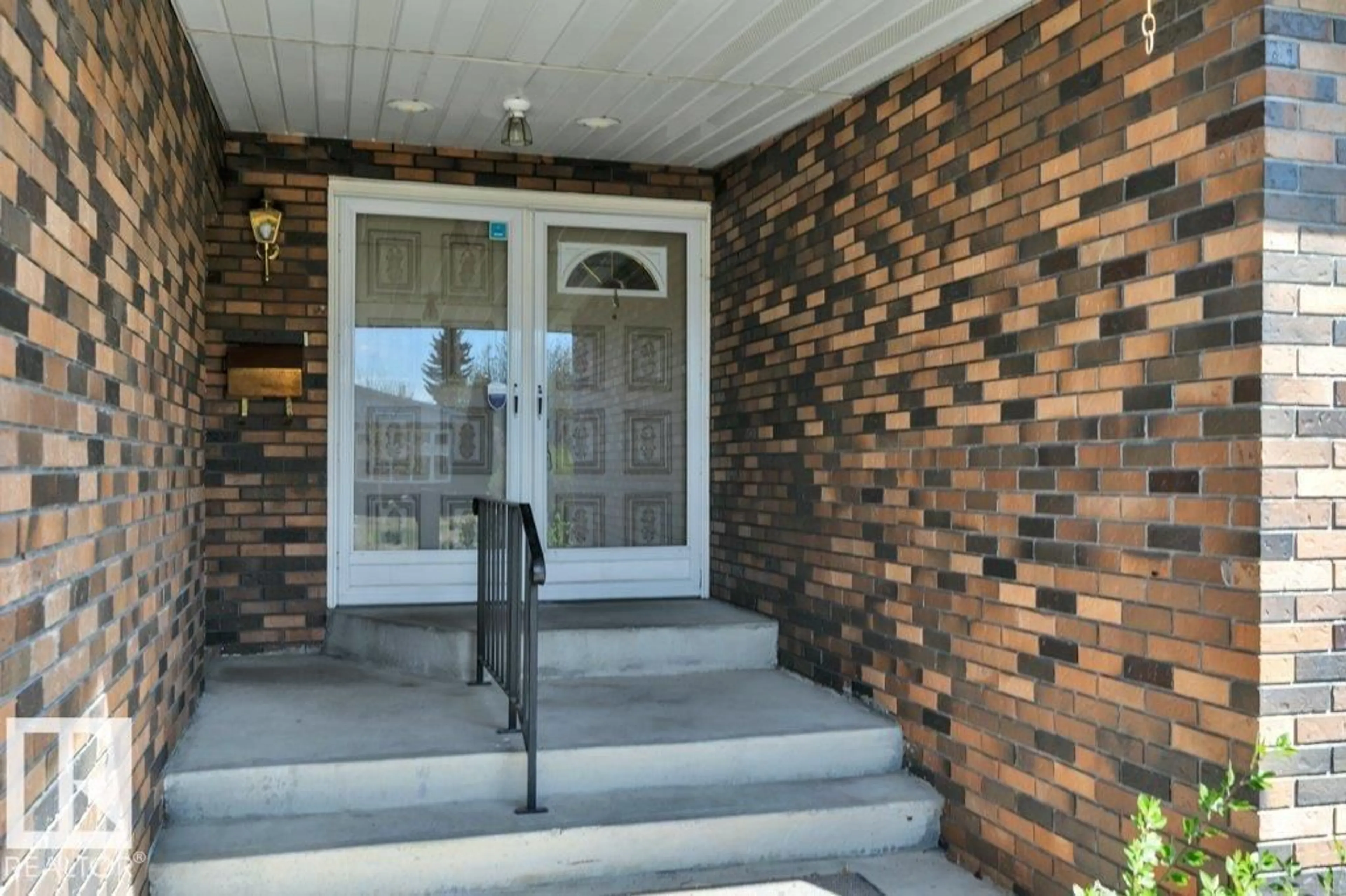 Indoor entryway for 8808 41 AV, Edmonton Alberta T6K1G7