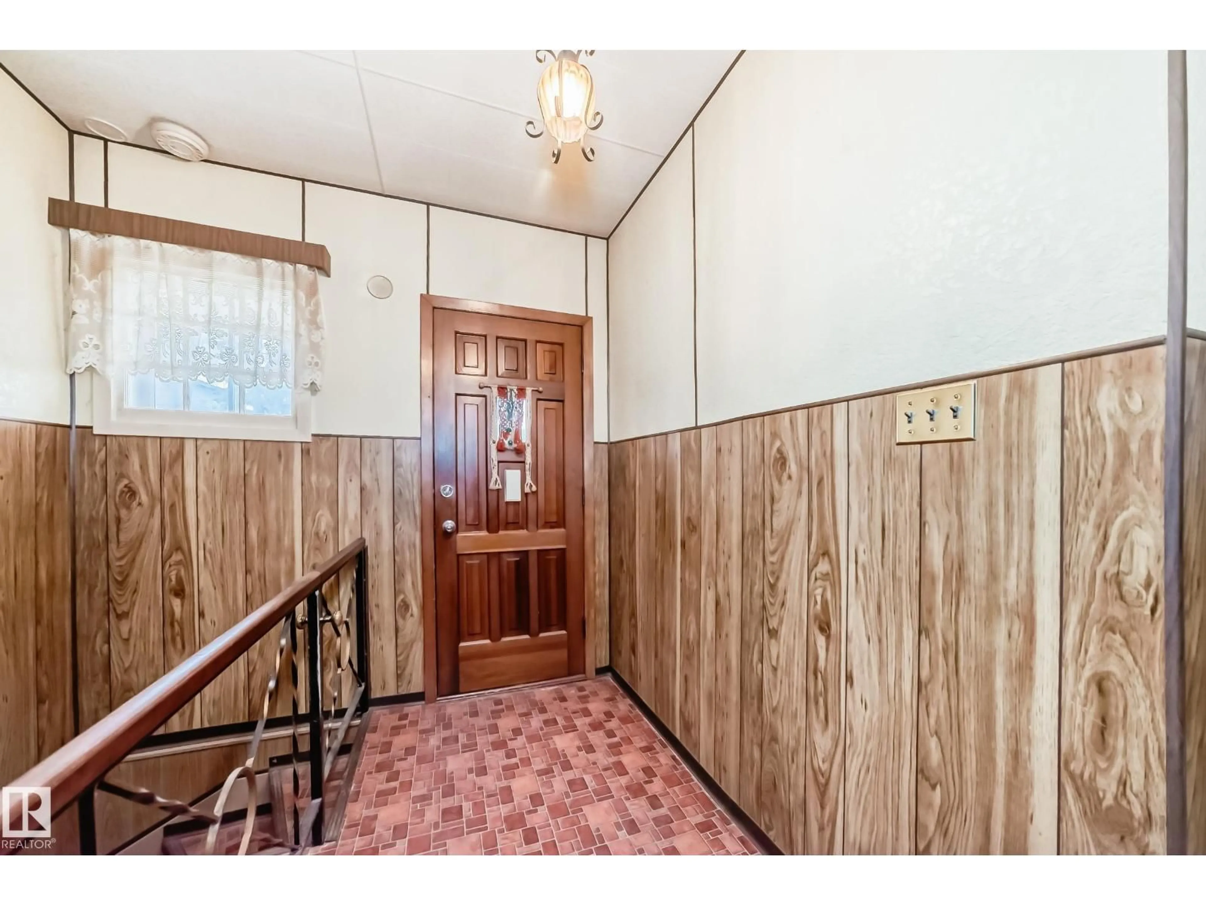 Indoor foyer for NW - 11929 91 ST, Edmonton Alberta T5B4B7