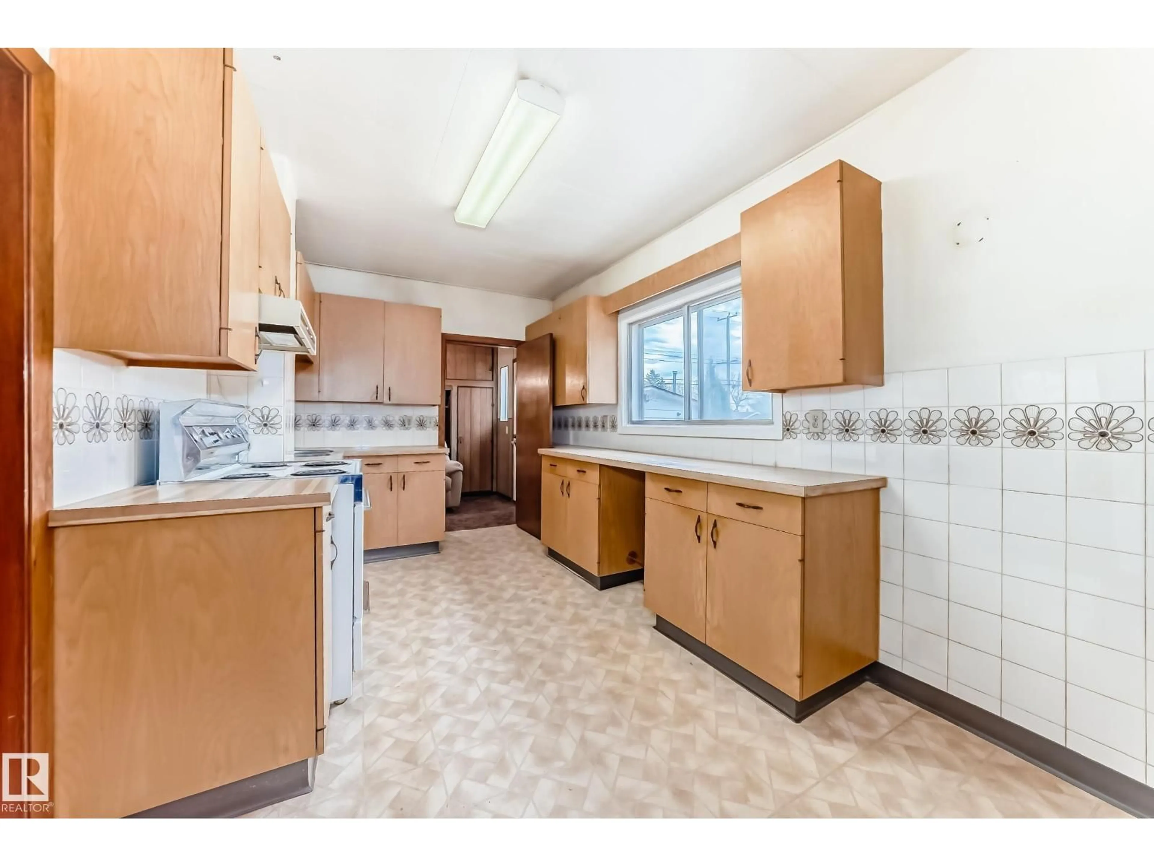Standard kitchen, ceramic/tile floor for NW - 11929 91 ST, Edmonton Alberta T5B4B7