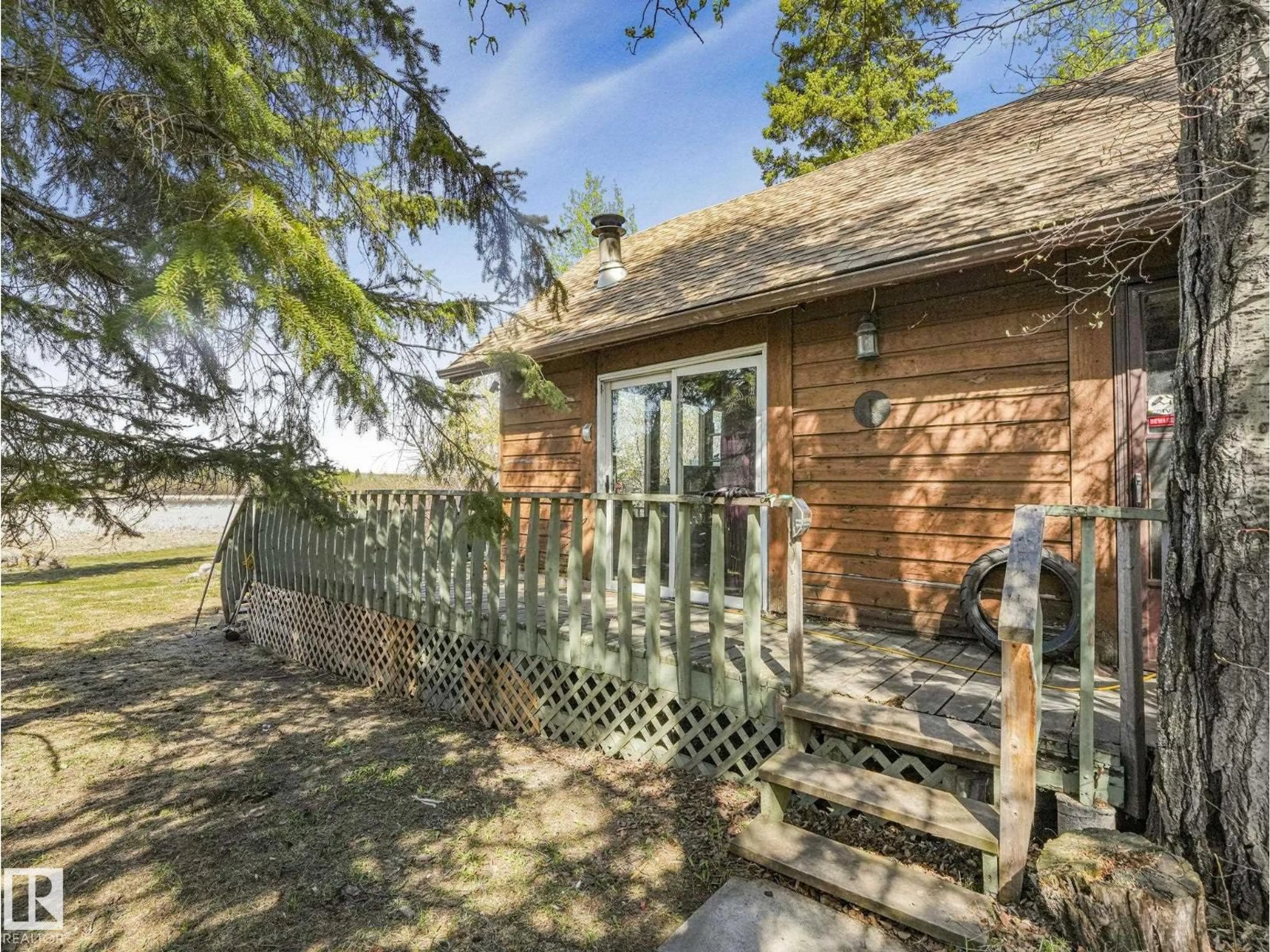 A pic from outside/outdoor area/front of a property/back of a property/a pic from drone, street for 722 BLUE HERON DR, Rural Lac Ste. Anne County Alberta T0E1V0