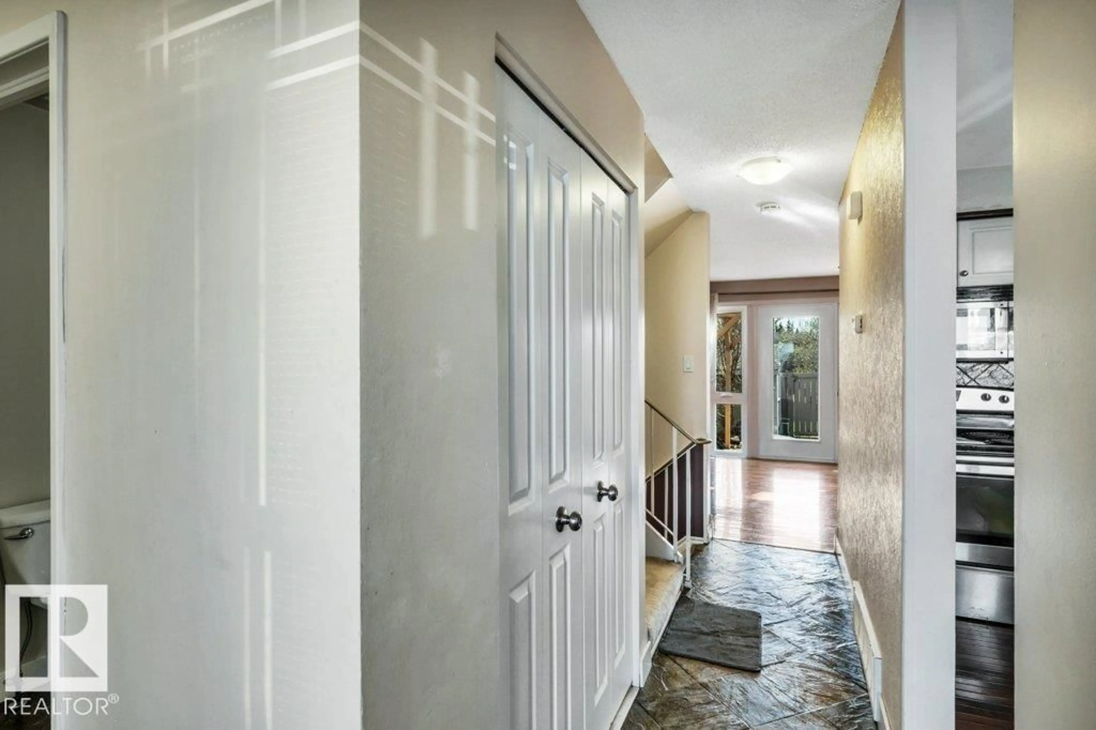 Indoor foyer for 171 ROYAL RD, Edmonton Alberta T6J2E7