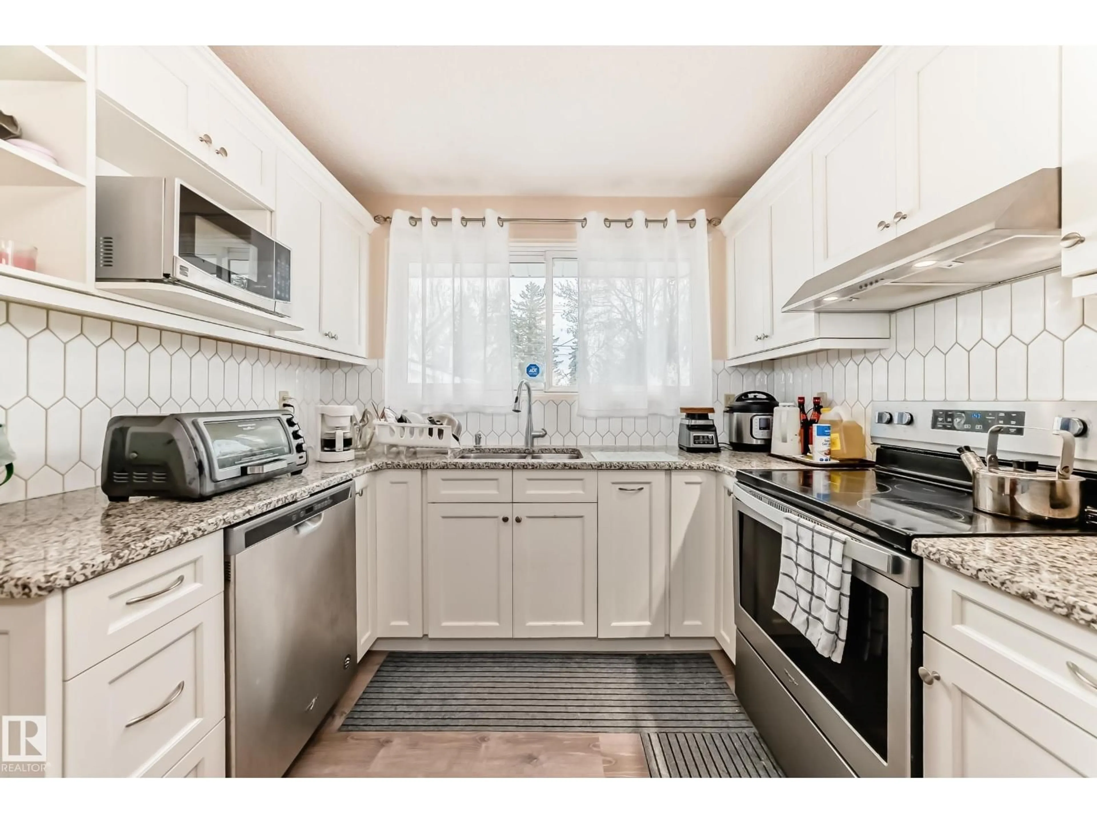 Standard kitchen, unknown for NW - 4151 122 ST, Edmonton Alberta T6J1Z1