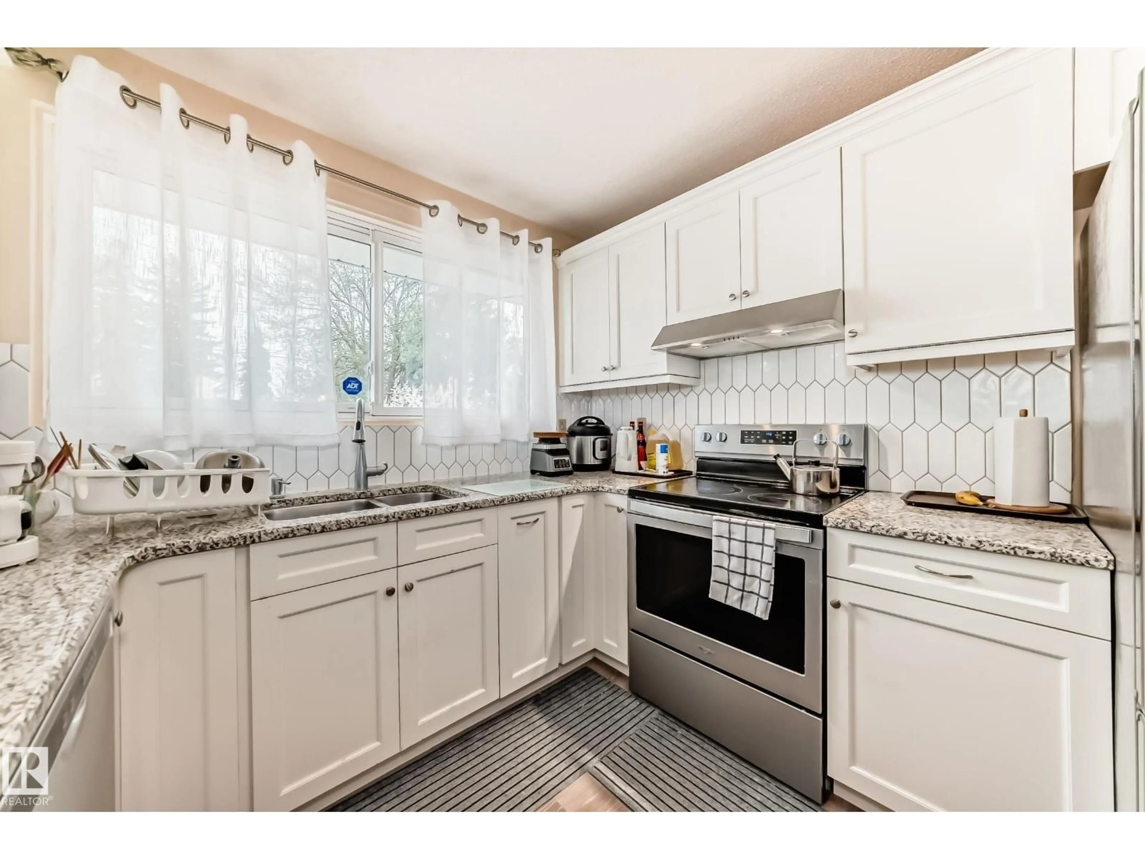 Standard kitchen, unknown for NW - 4151 122 ST, Edmonton Alberta T6J1Z1