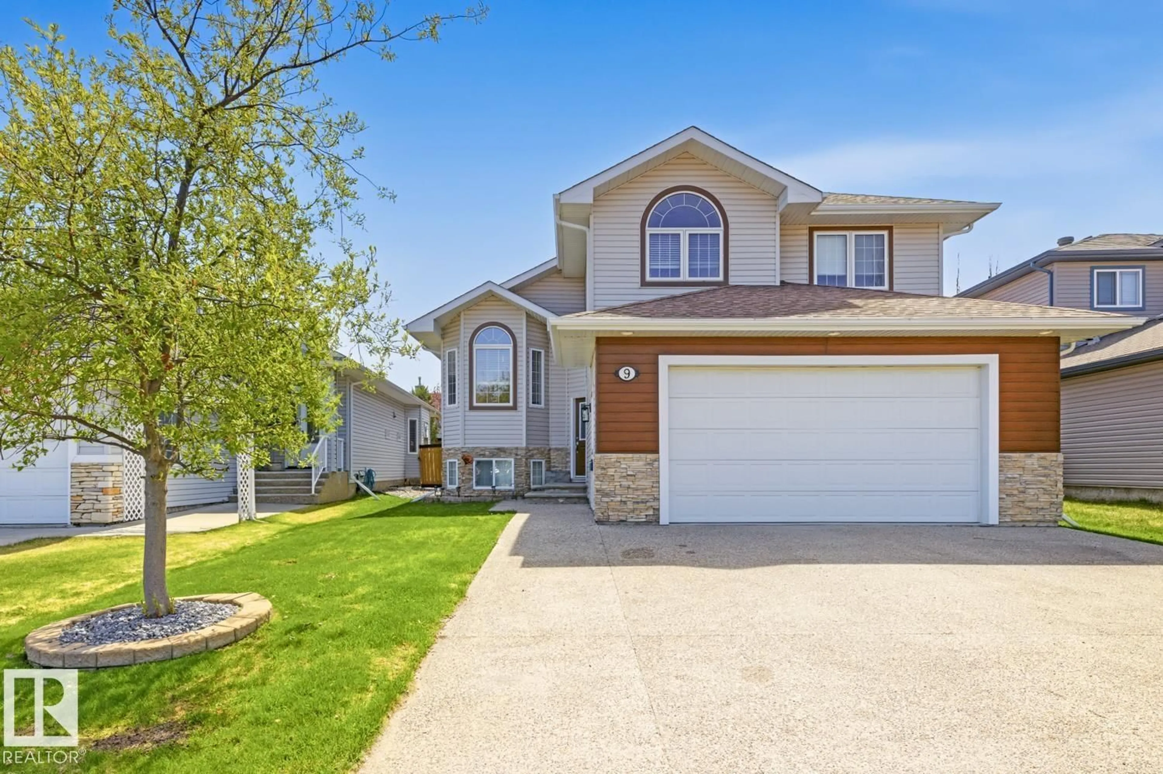 Home with vinyl exterior material, street for 9 DANFIELD PL, Spruce Grove Alberta T7X0A3