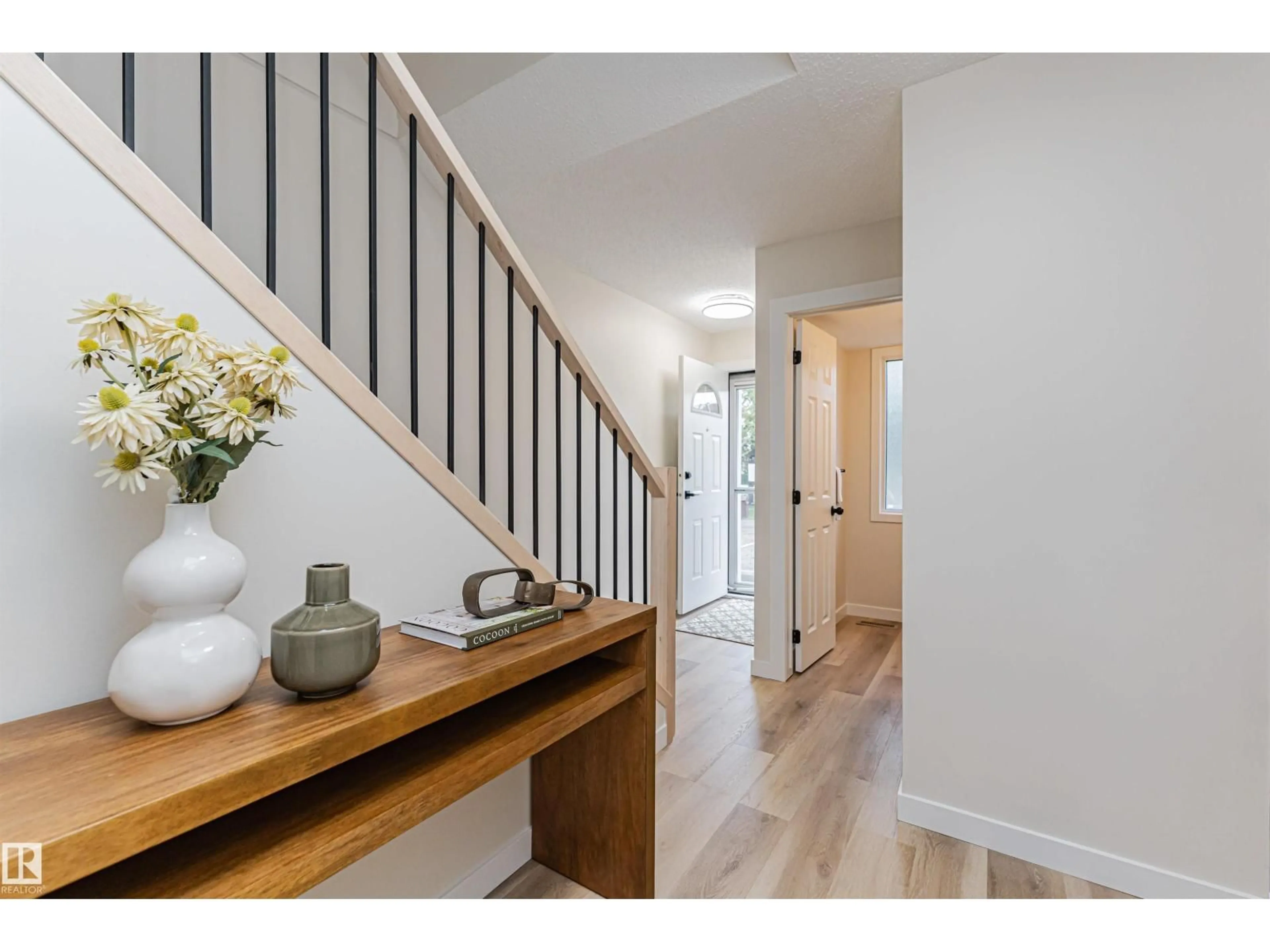 Indoor entryway for 3105 109 ST, Edmonton Alberta T6J4N6