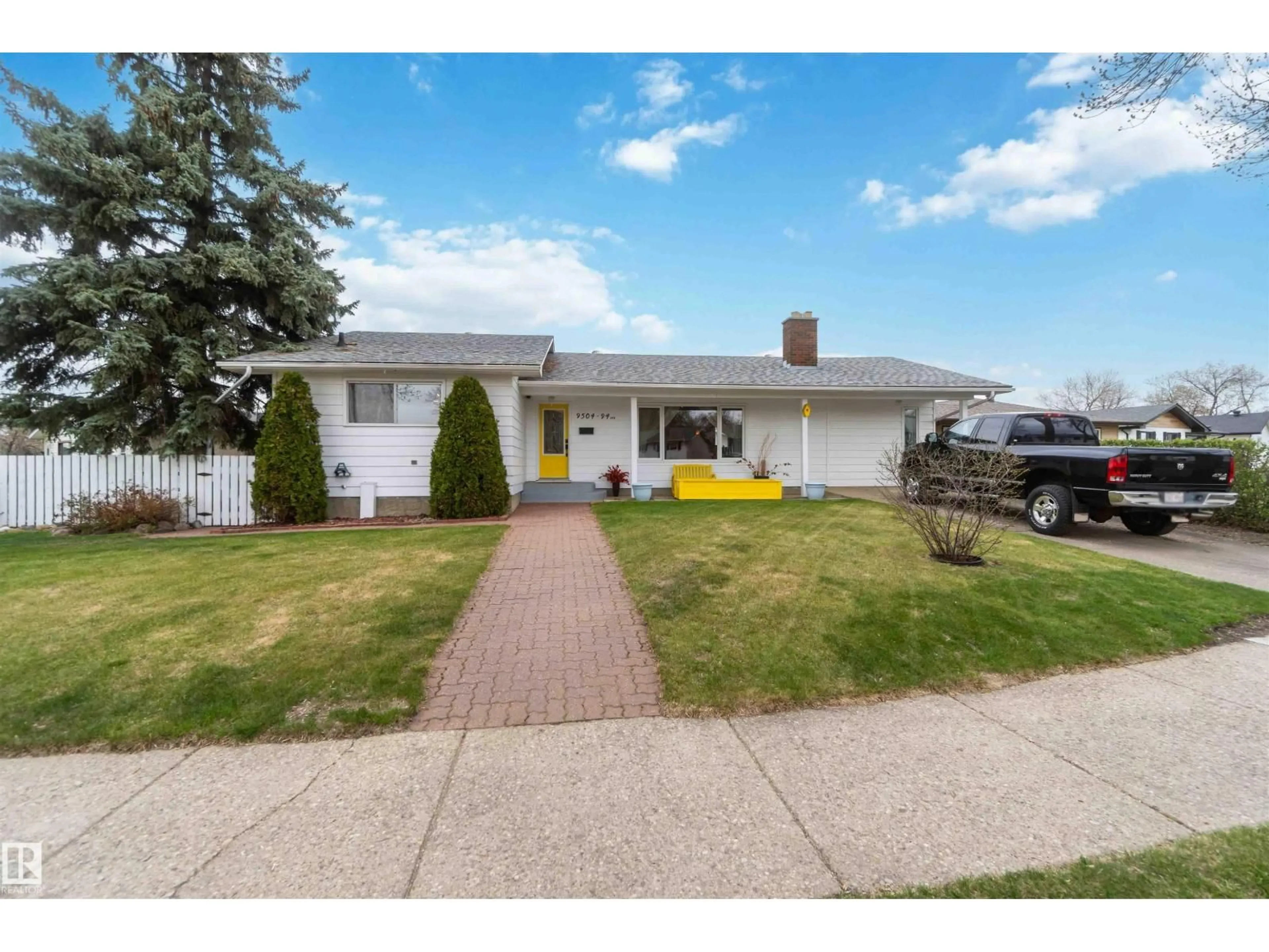 Home with vinyl exterior material, street for 9504 94 AV, Fort Saskatchewan Alberta T8L1N7