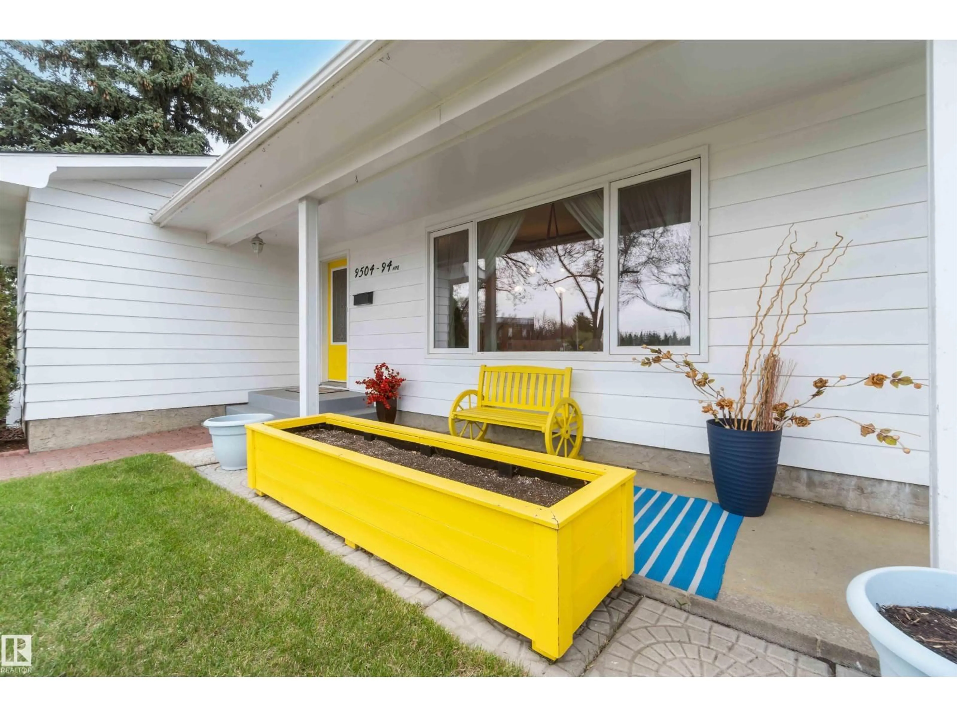 Patio, street for 9504 94 AV, Fort Saskatchewan Alberta T8L1N7