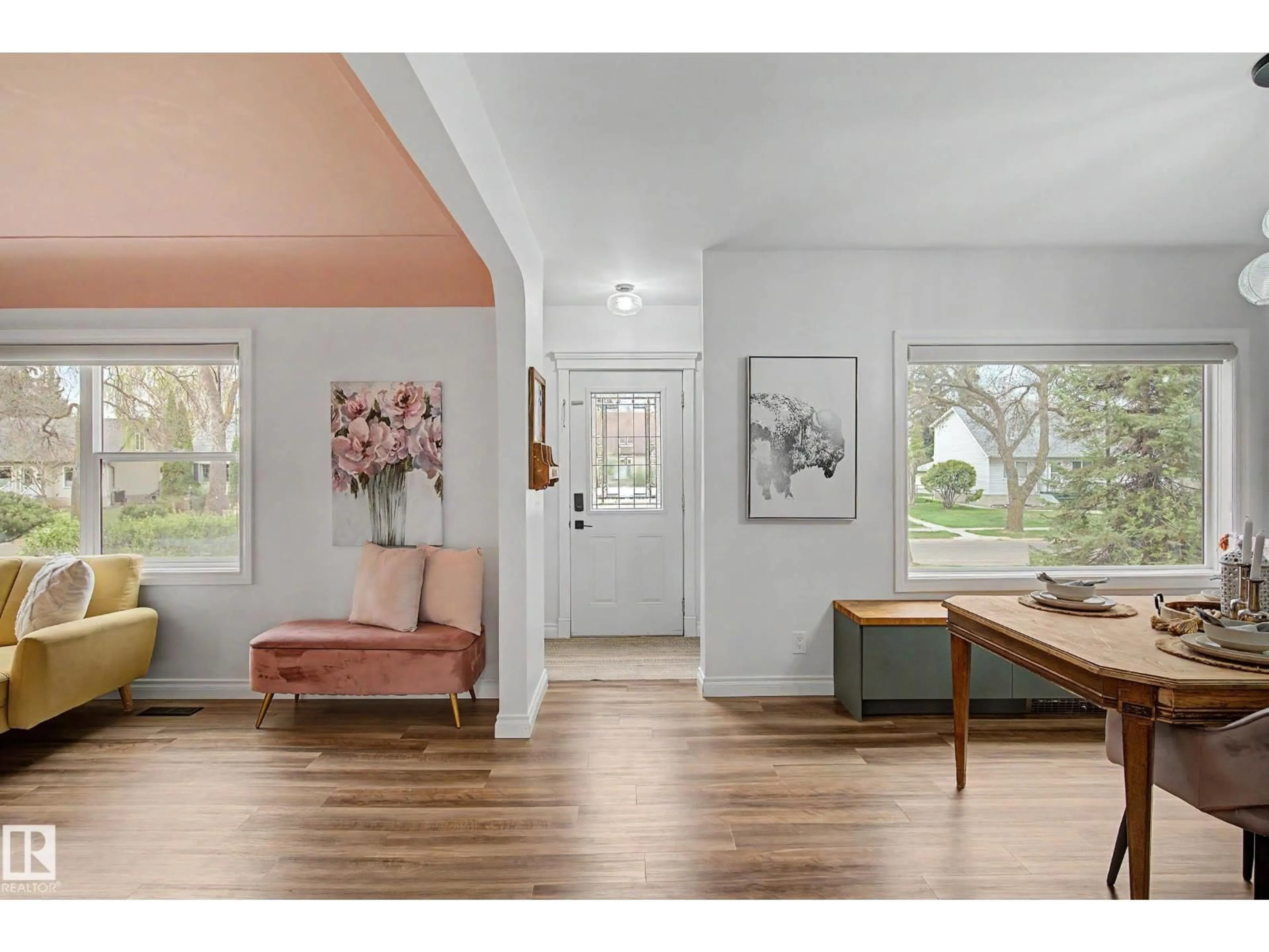 Indoor entryway for 13316 109A AV AV, Edmonton Alberta T5M2J6