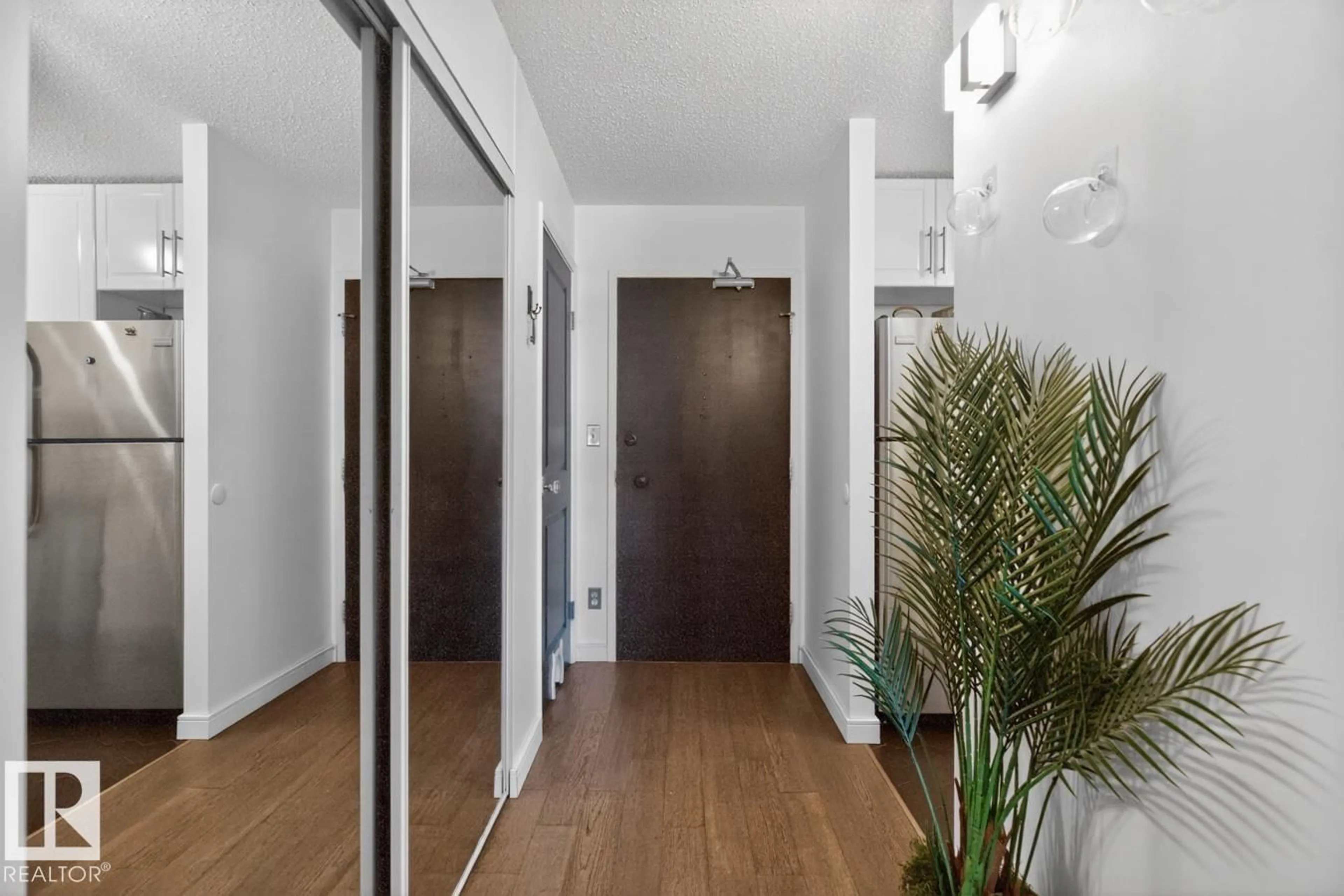 Indoor foyer for 1103 11307 99 AV, Edmonton Alberta T5K0H2