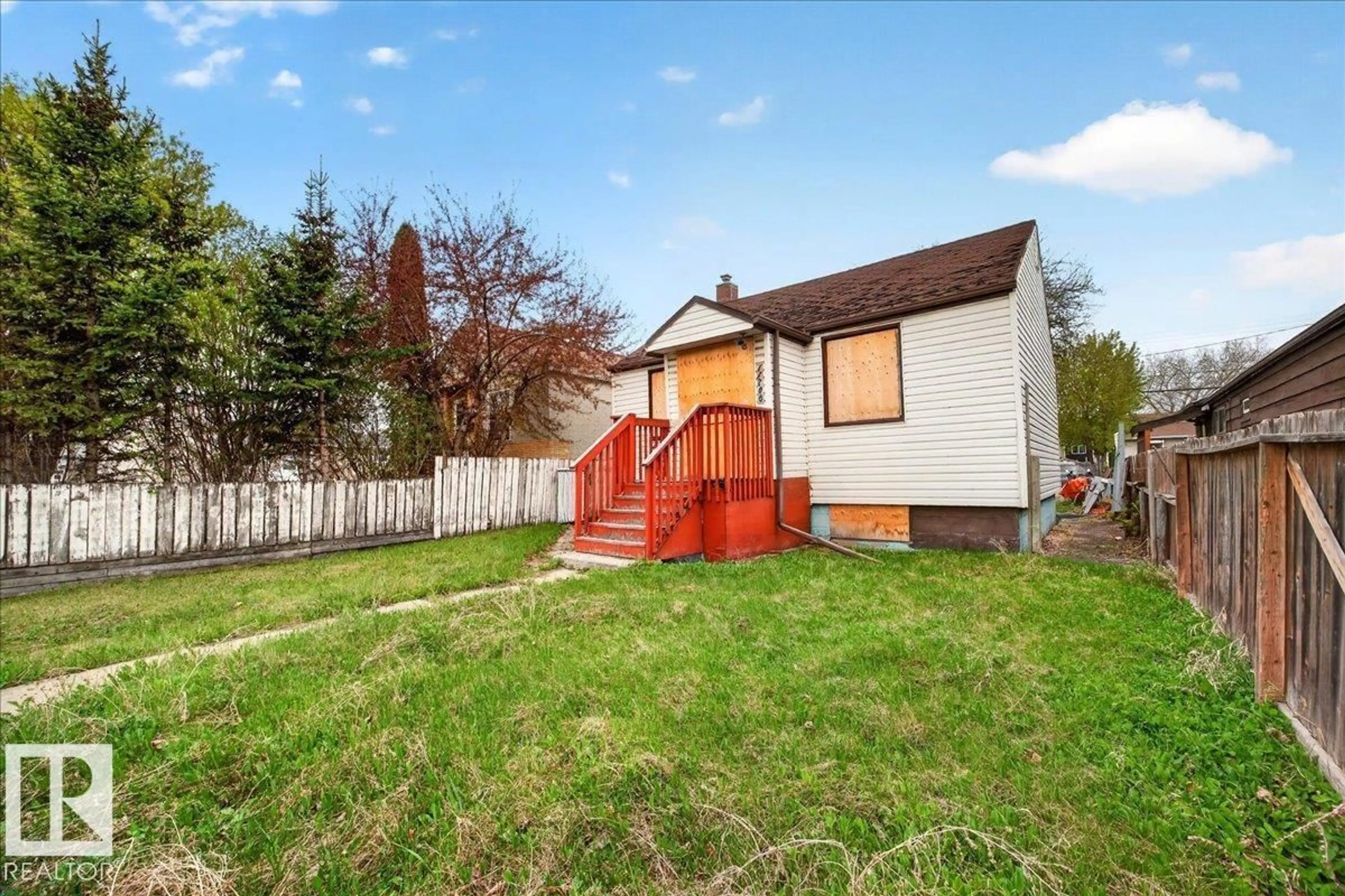 A pic from outside/outdoor area/front of a property/back of a property/a pic from drone, street for NW - 11706 80 ST, Edmonton Alberta T5B2N5