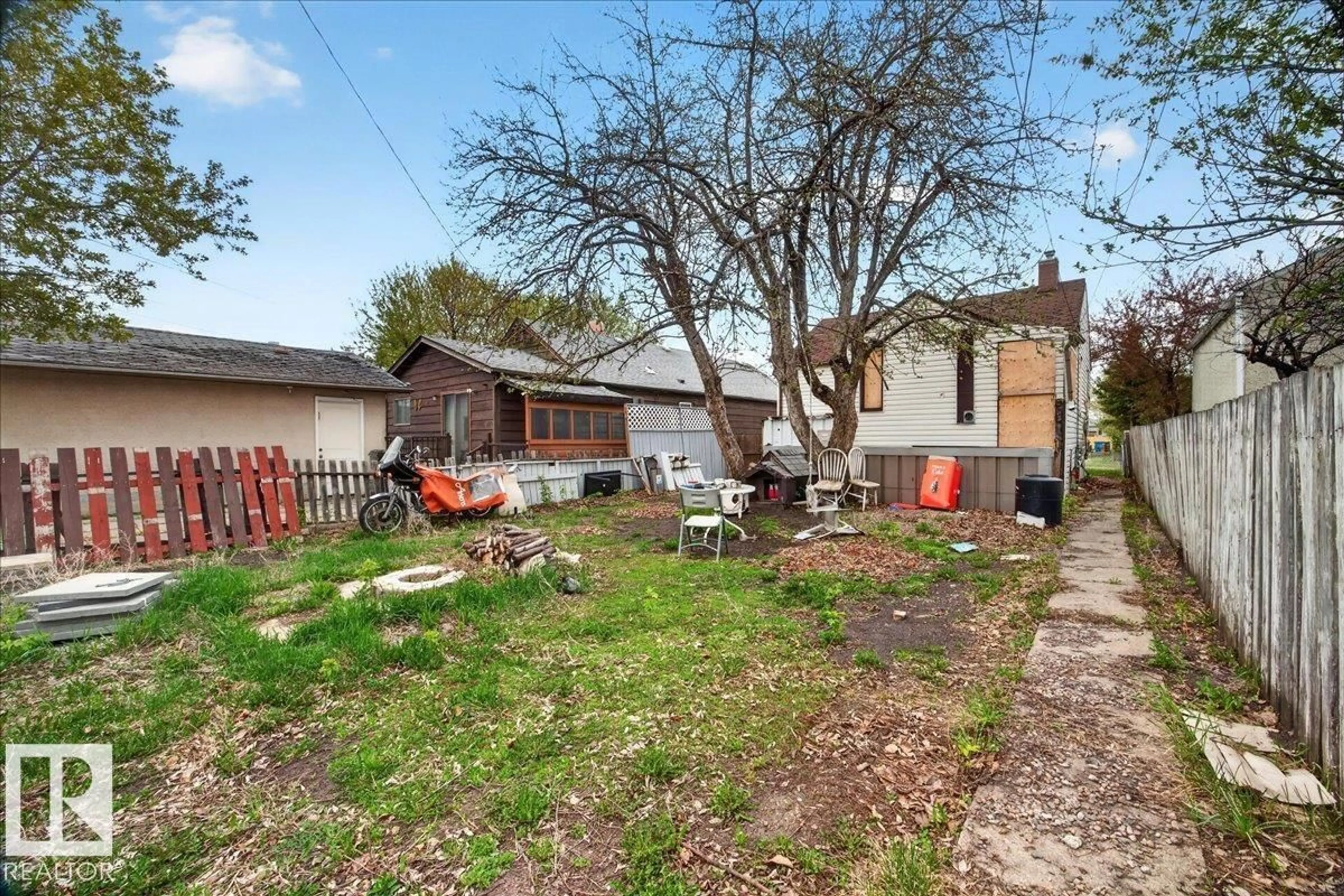 A pic from outside/outdoor area/front of a property/back of a property/a pic from drone, street for NW - 11706 80 ST, Edmonton Alberta T5B2N5