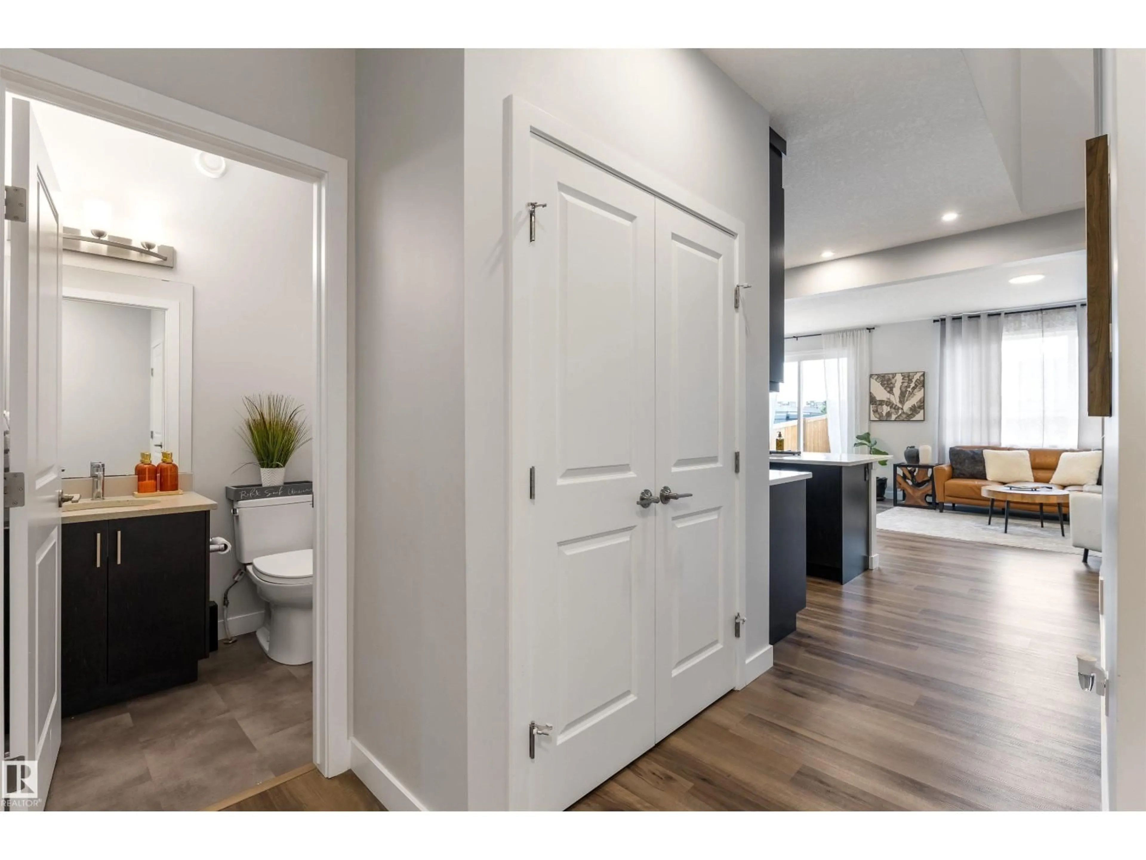 Indoor entryway for 4853 KINNEY RD, Edmonton Alberta T6W5G3
