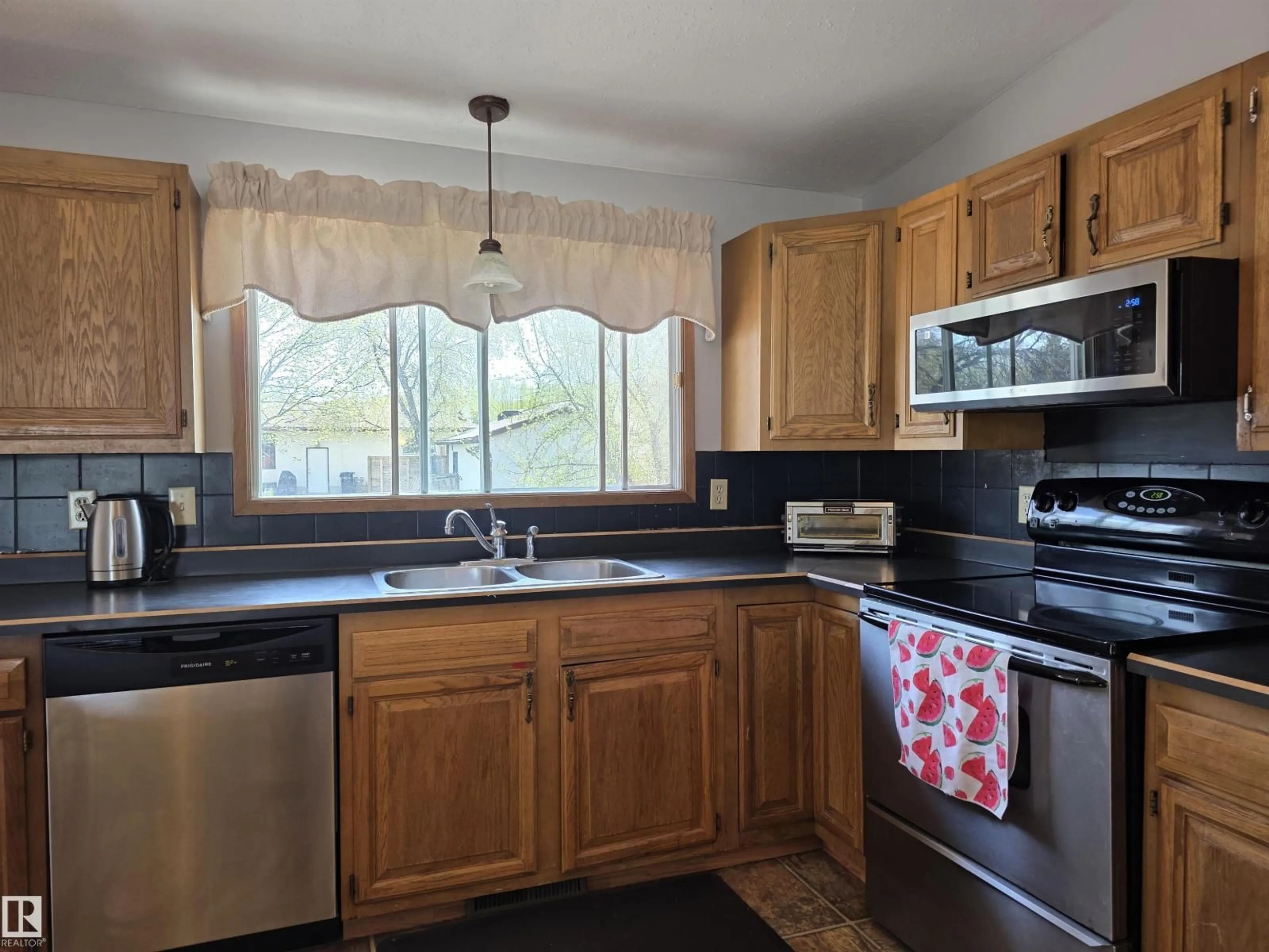 Standard kitchen, unknown for 4029 55 AV, Drayton Valley Alberta T7A1B2