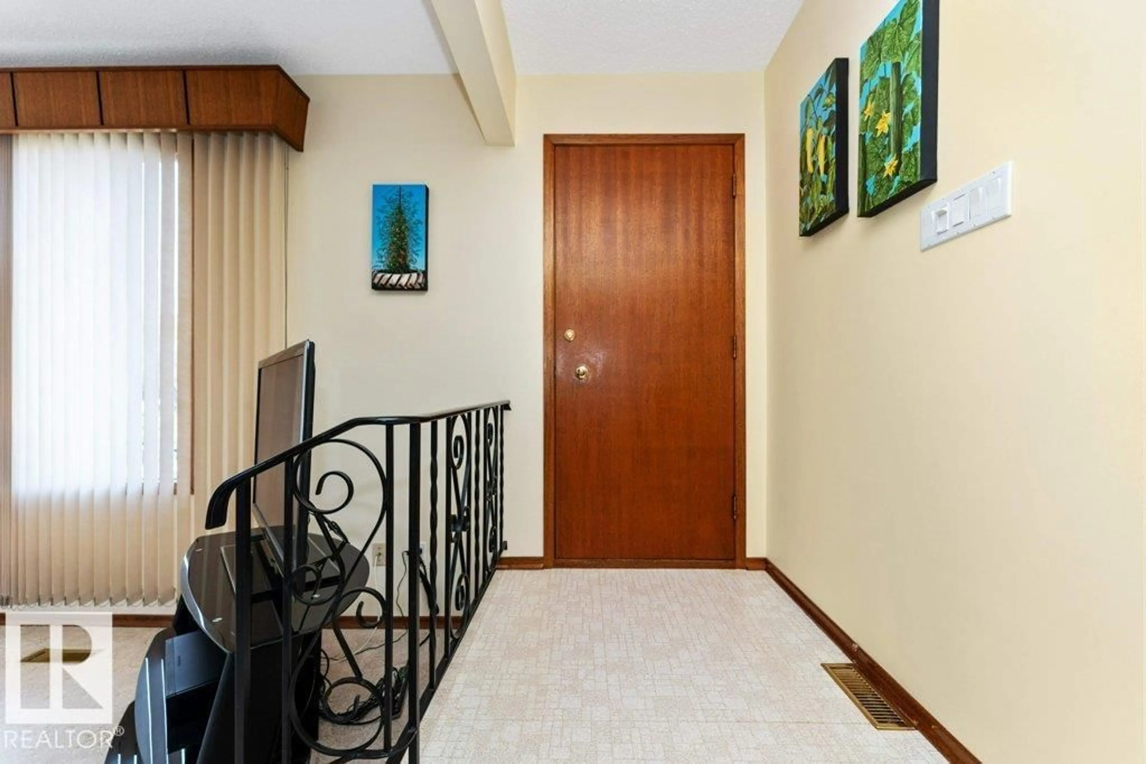 Indoor foyer for 6719 31A AV, Edmonton Alberta T6K1M4
