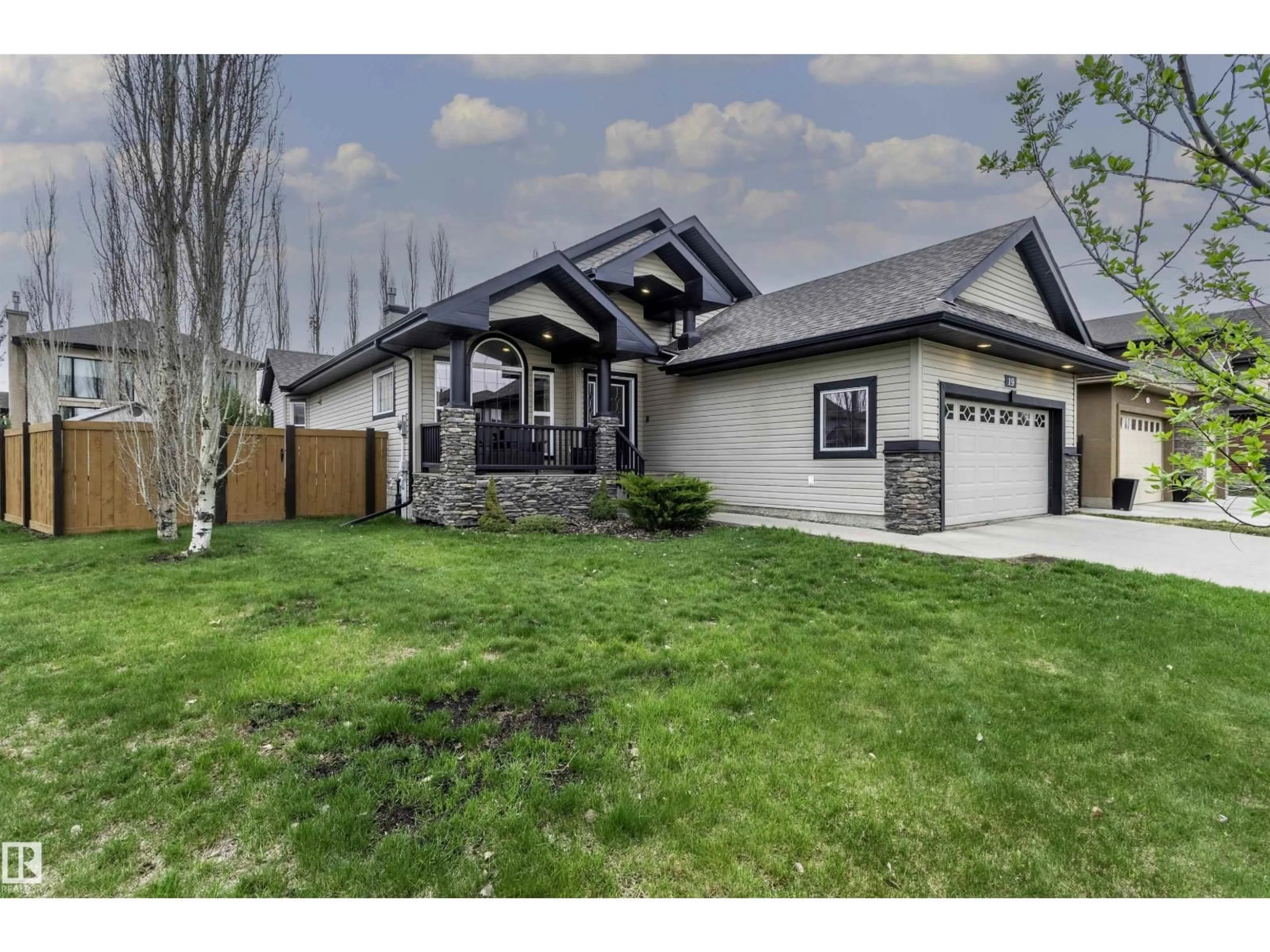Home with vinyl exterior material, mountain view for 19 NEWTON PL, St. Albert Alberta T8N3V8