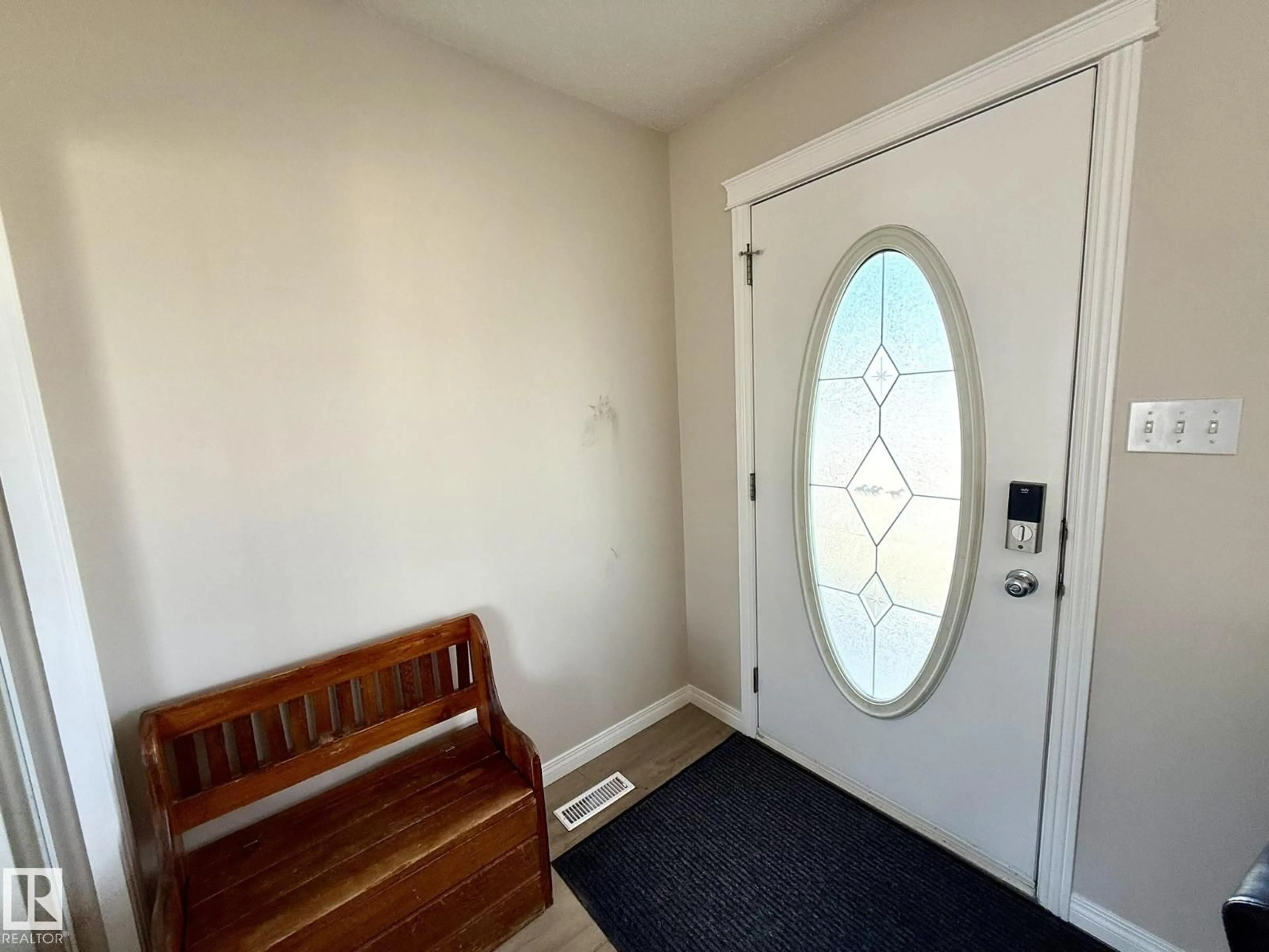Indoor entryway for 645 WINDROSS CR, Edmonton Alberta T6T1Y1