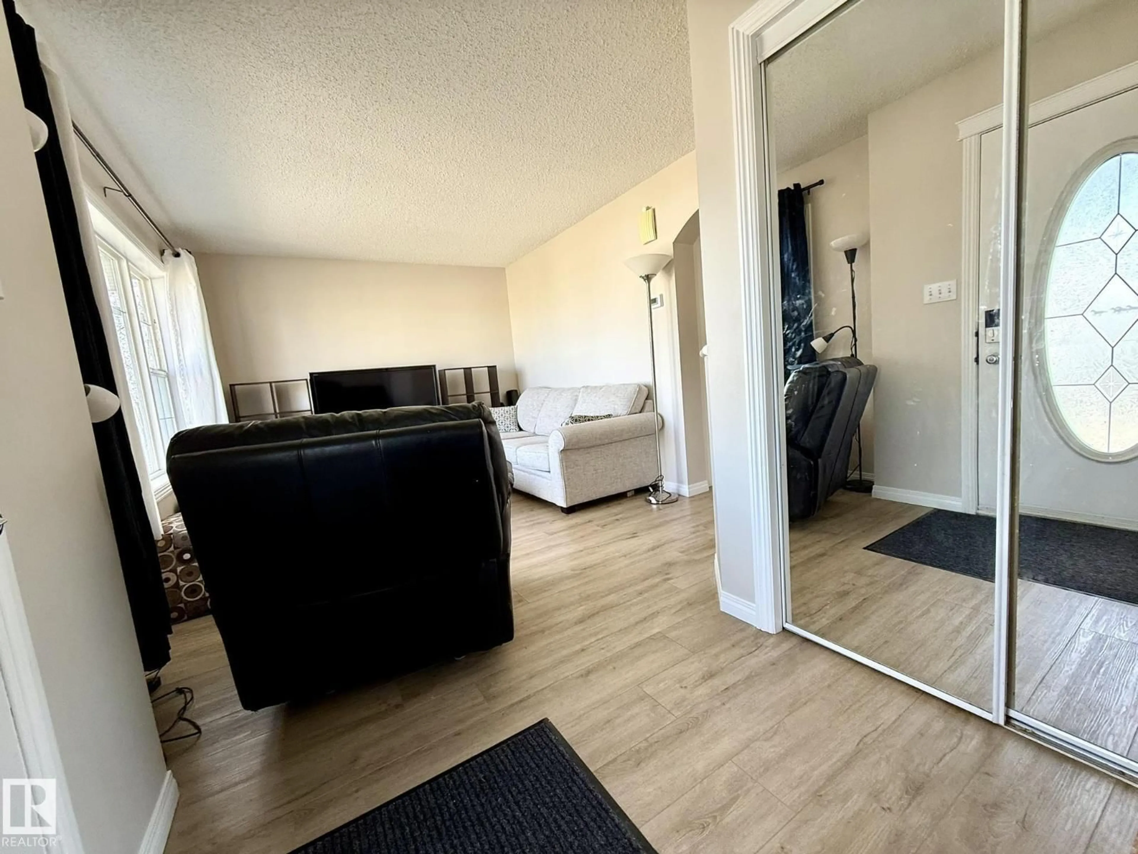 A pic of a room for 645 WINDROSS CR, Edmonton Alberta T6T1Y1