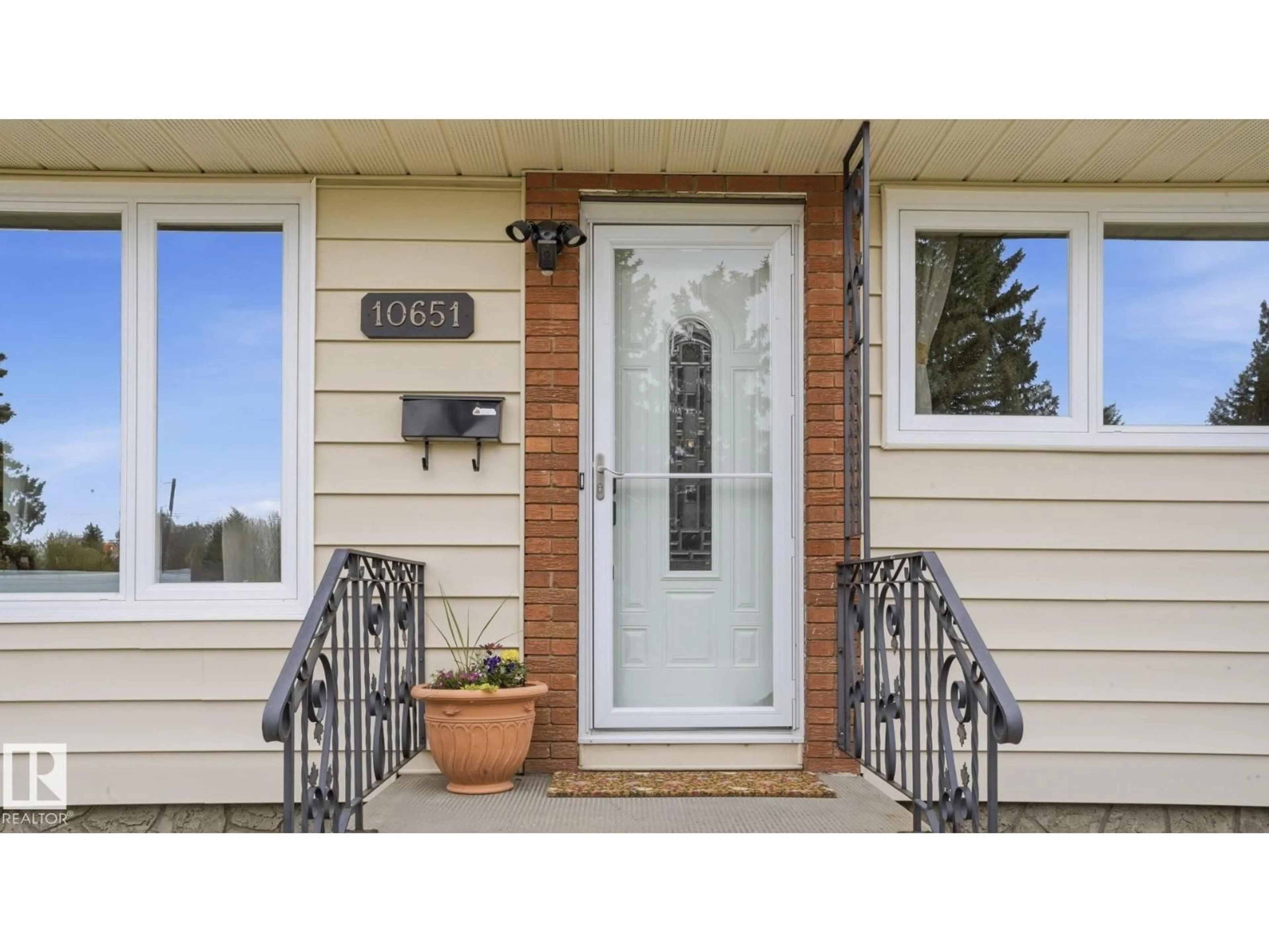 Indoor entryway for NW - 10651 61 ST, Edmonton Alberta T6A2L4