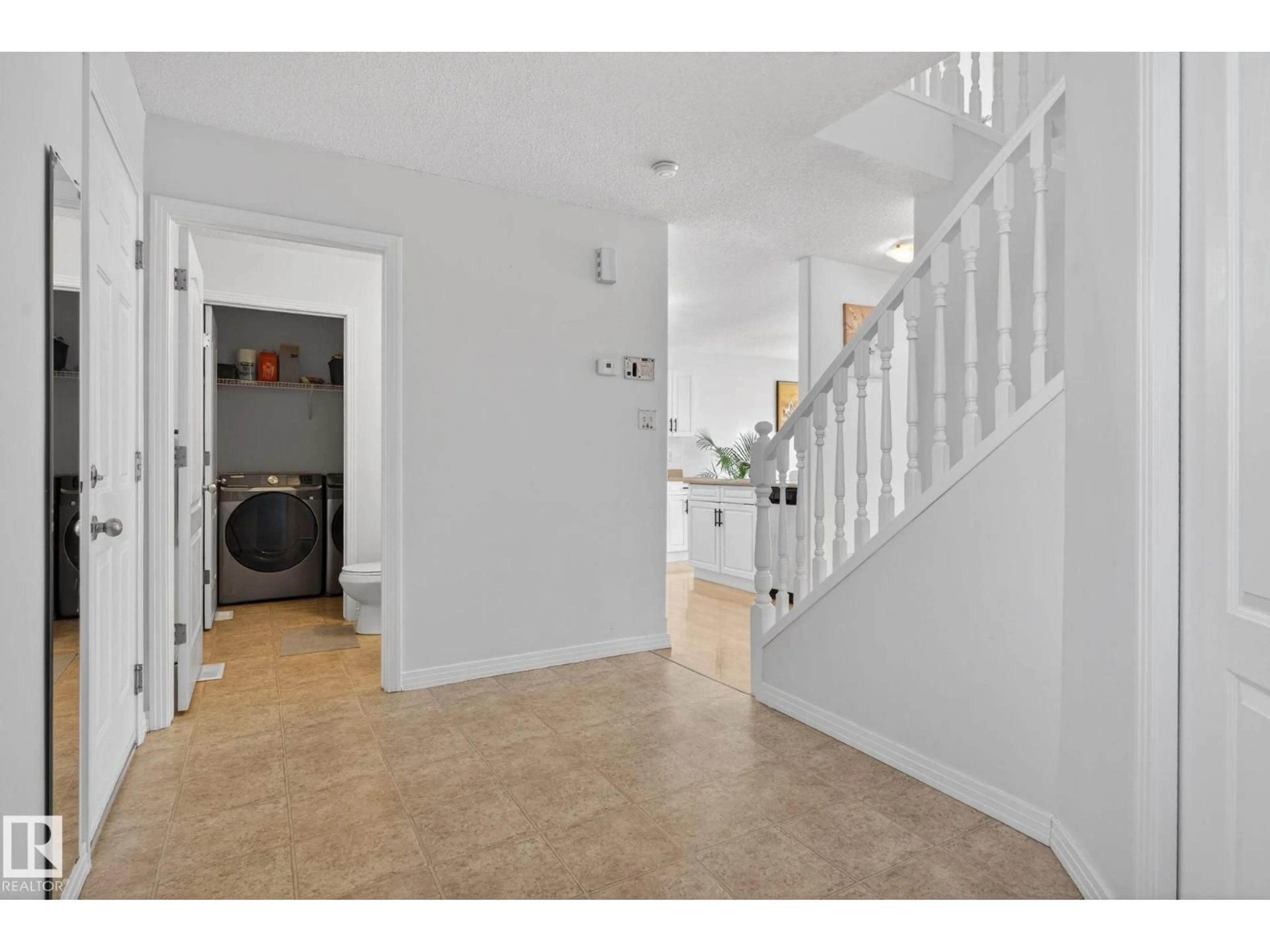 Indoor entryway for 421 84 ST, Edmonton Alberta T6X1H9