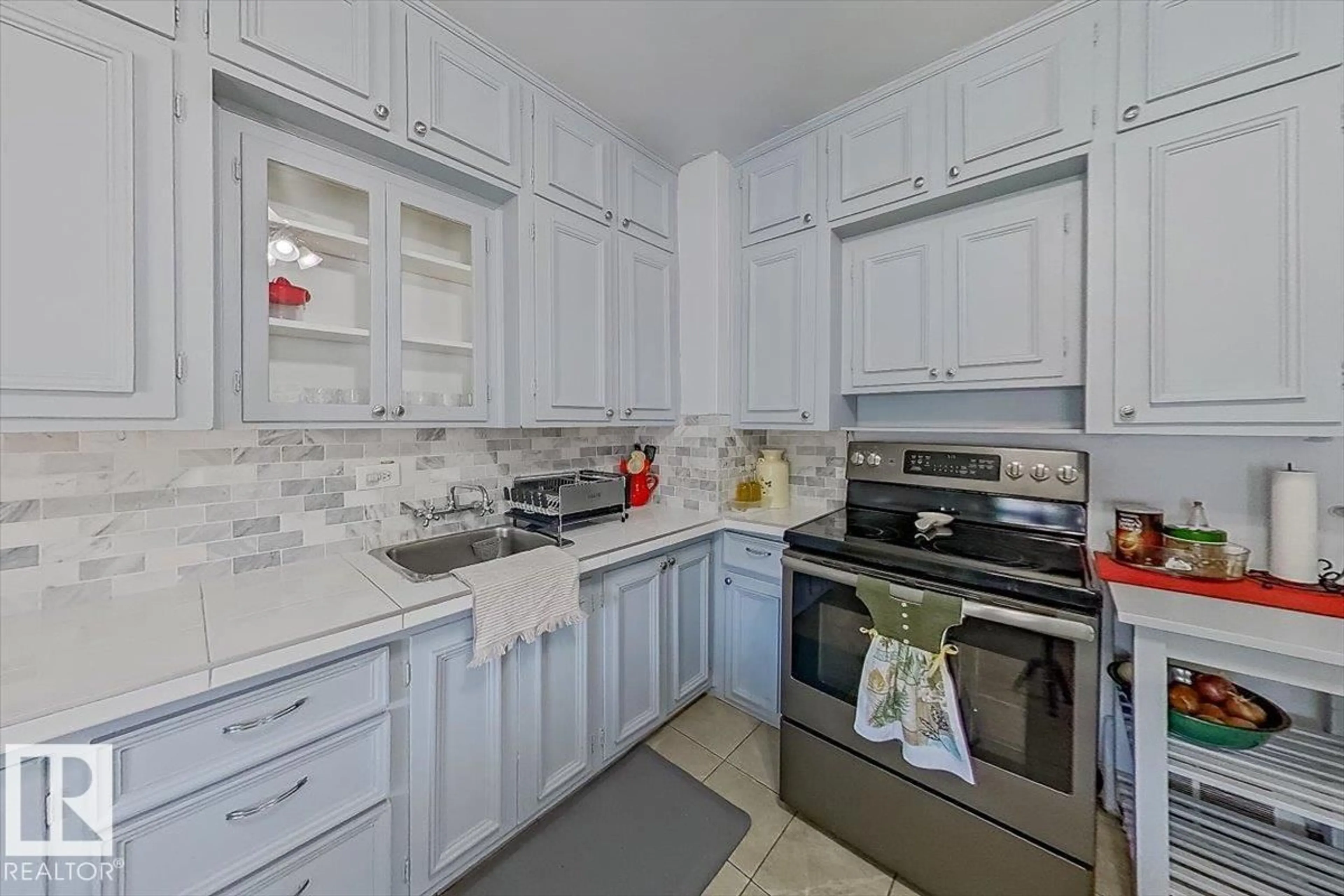 Standard kitchen, ceramic/tile floor for NW - 10939 96 ST, Edmonton Alberta T5H2K6