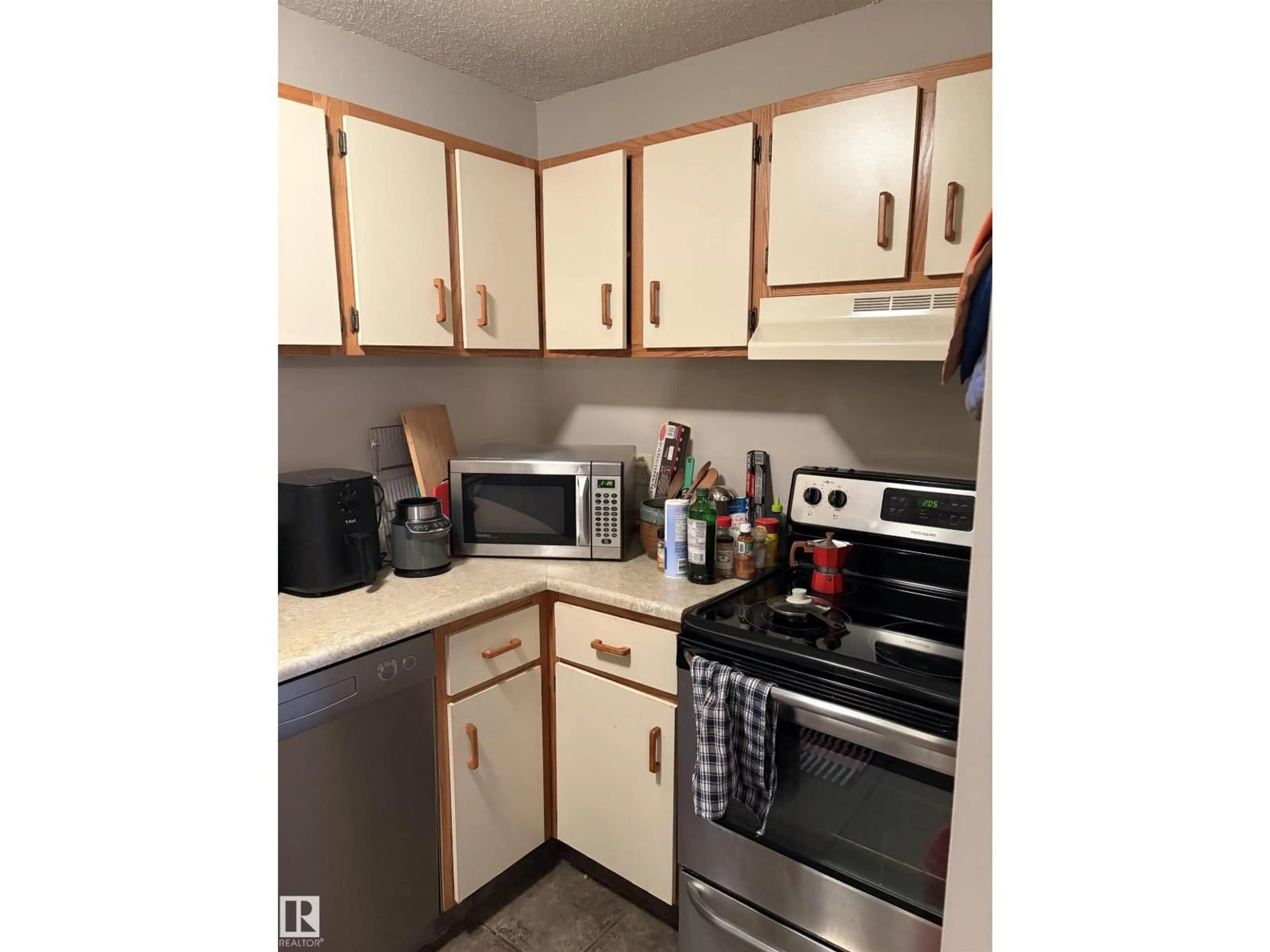 Standard kitchen, unknown for 304 - 9854 88 AV, Edmonton Alberta T6E2R3