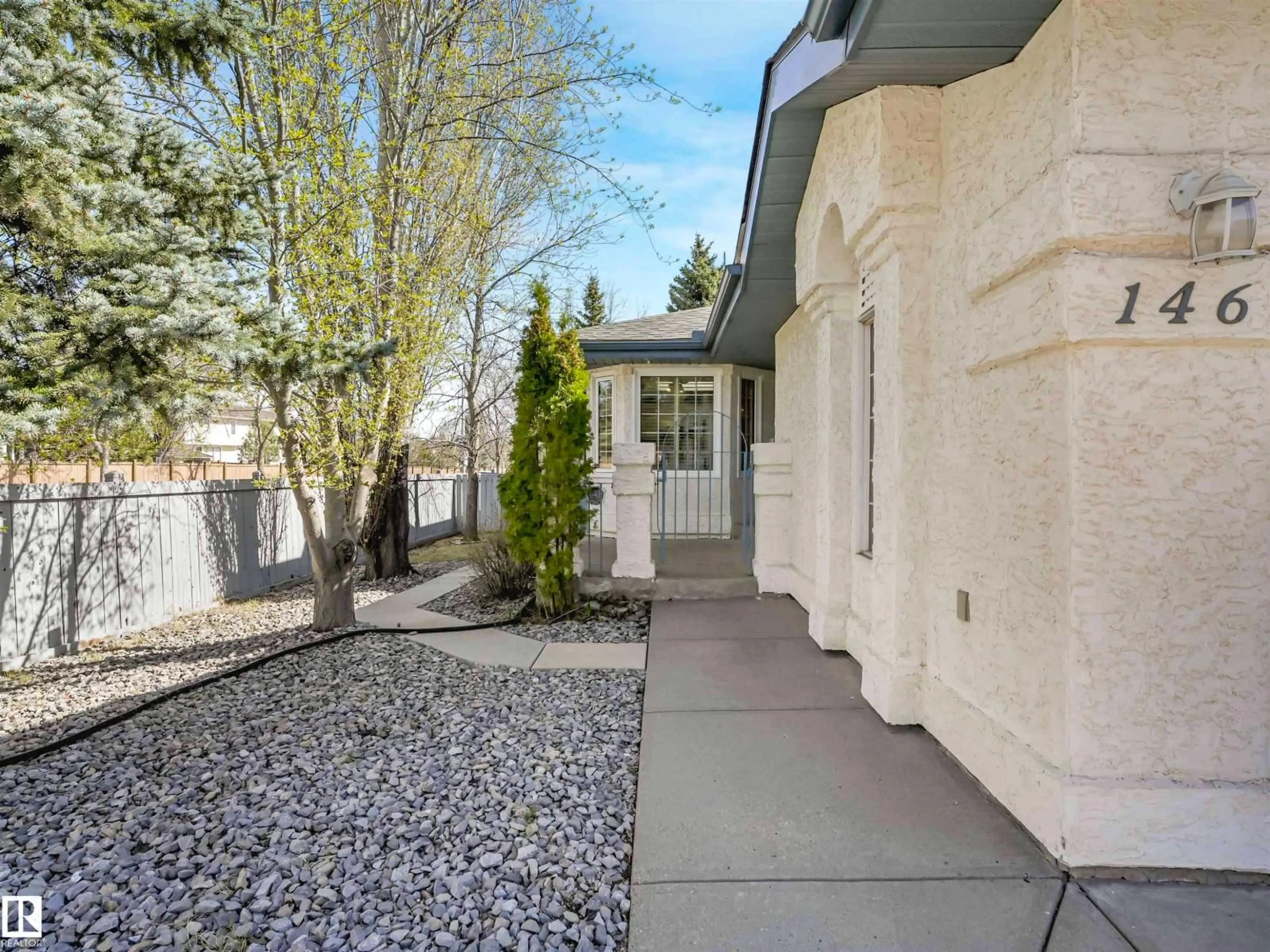 Patio, street for 146 OEMING RD, Edmonton Alberta T6R2G5