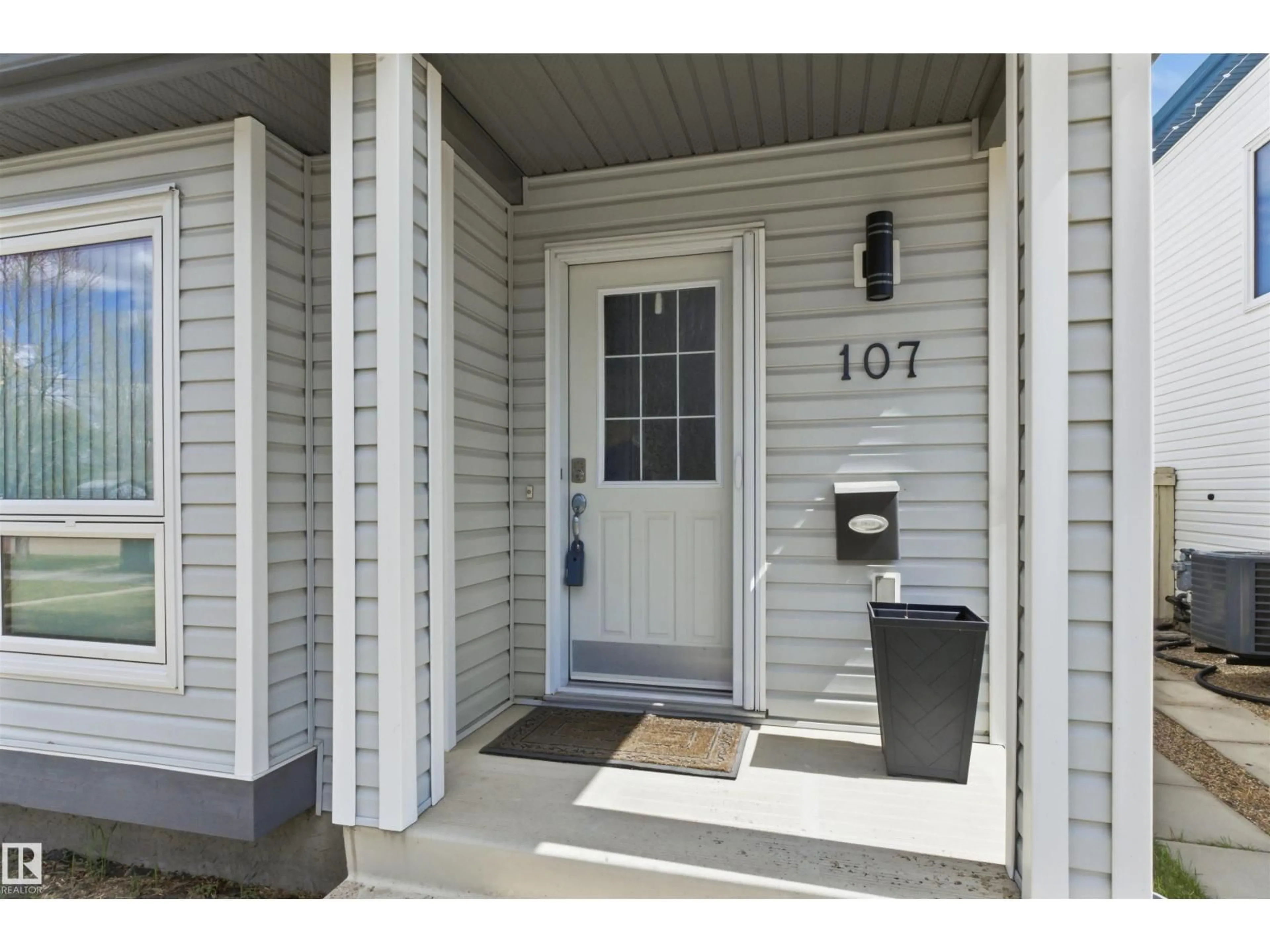 Indoor entryway for 107 MICHIGAN ST, Devon Alberta T9G2H4