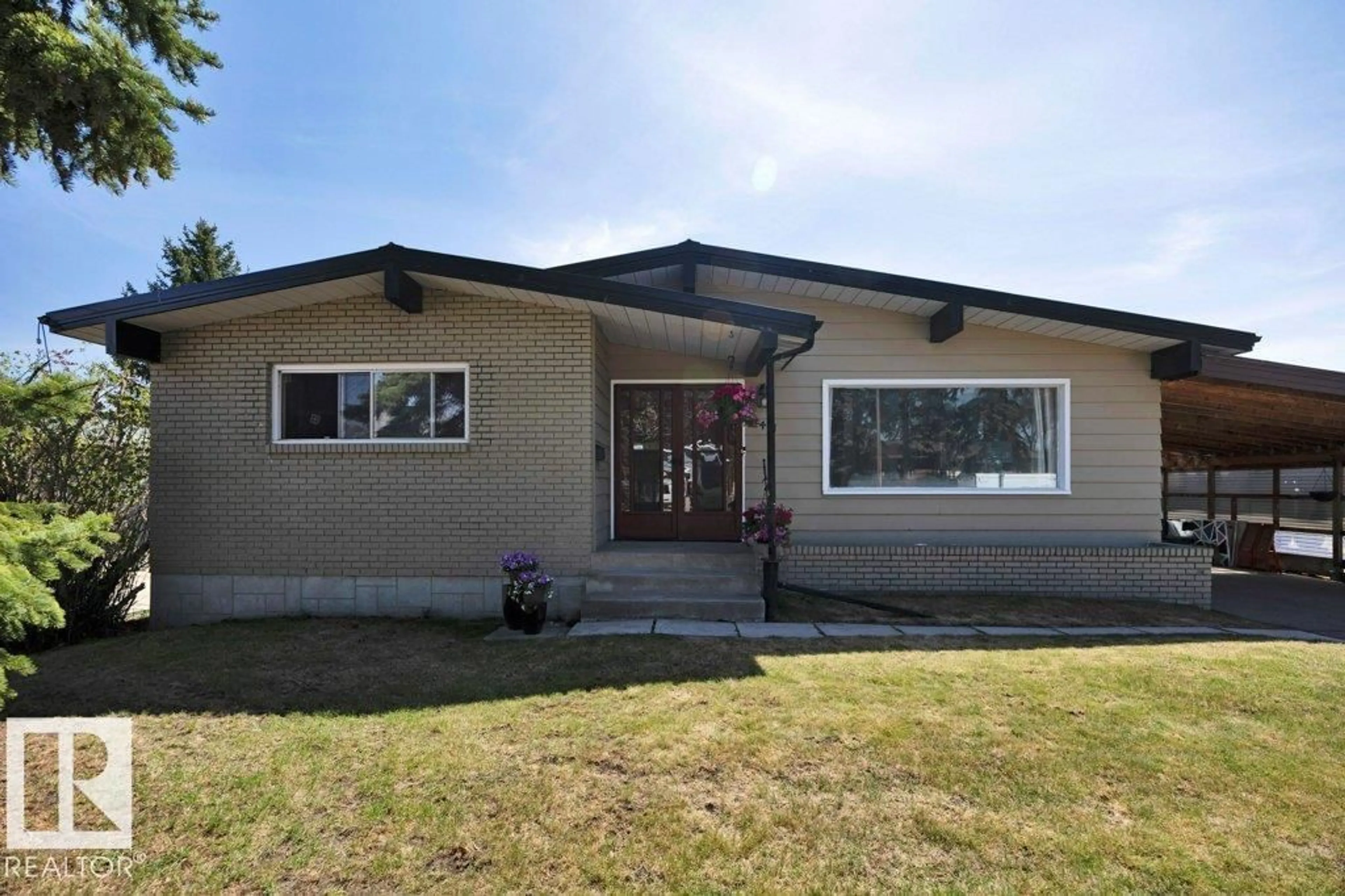 Home with vinyl exterior material, building for 5411 44 AV, Wetaskiwin Alberta T9A0C6