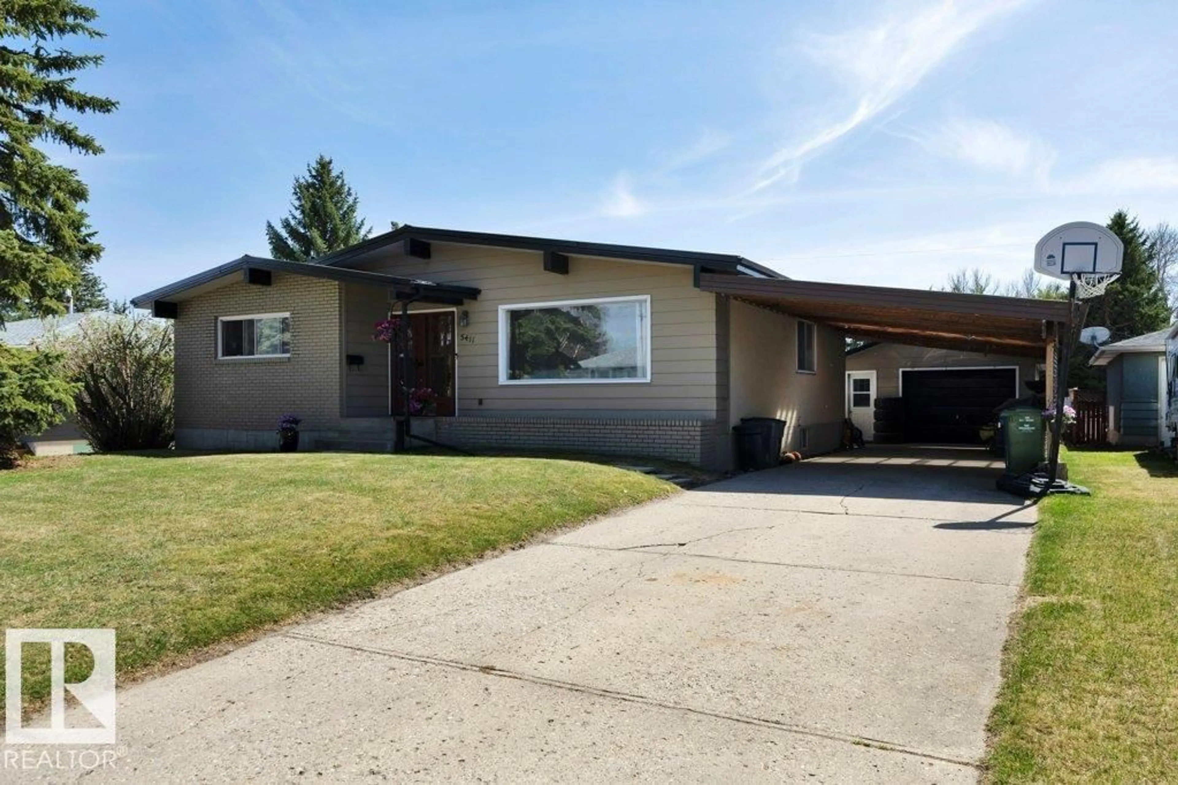 Home with vinyl exterior material, street for 5411 44 AV, Wetaskiwin Alberta T9A0C6