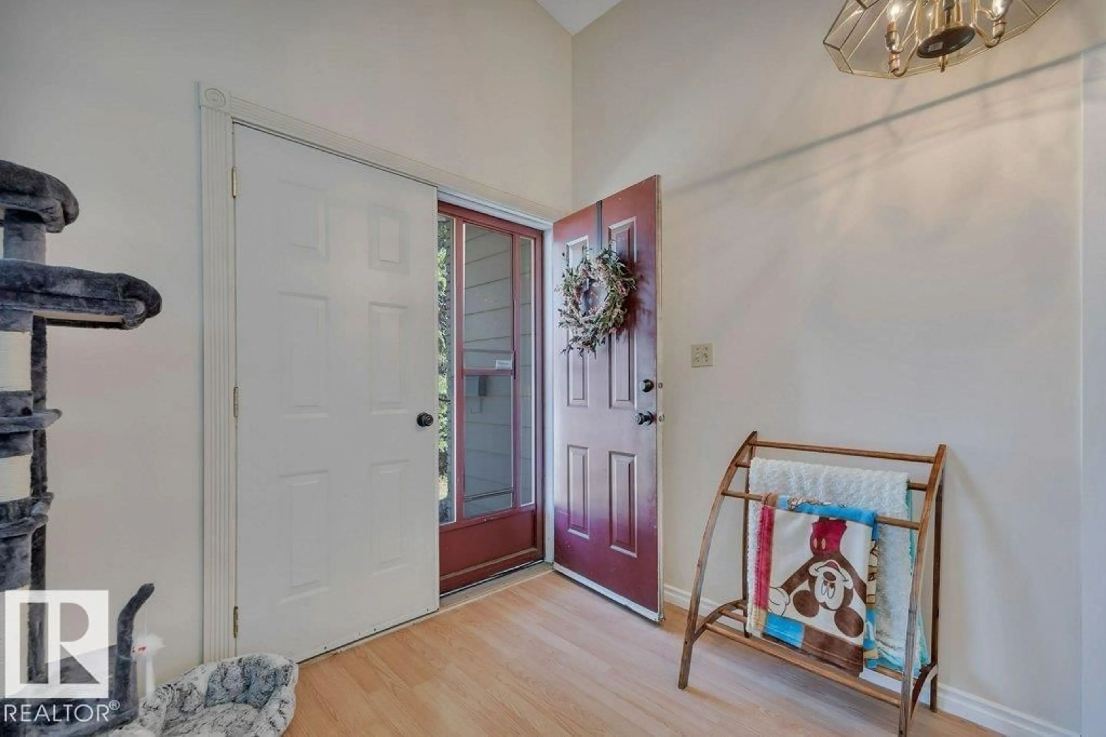 Indoor entryway for 5411 44 AV, Wetaskiwin Alberta T9A0C6