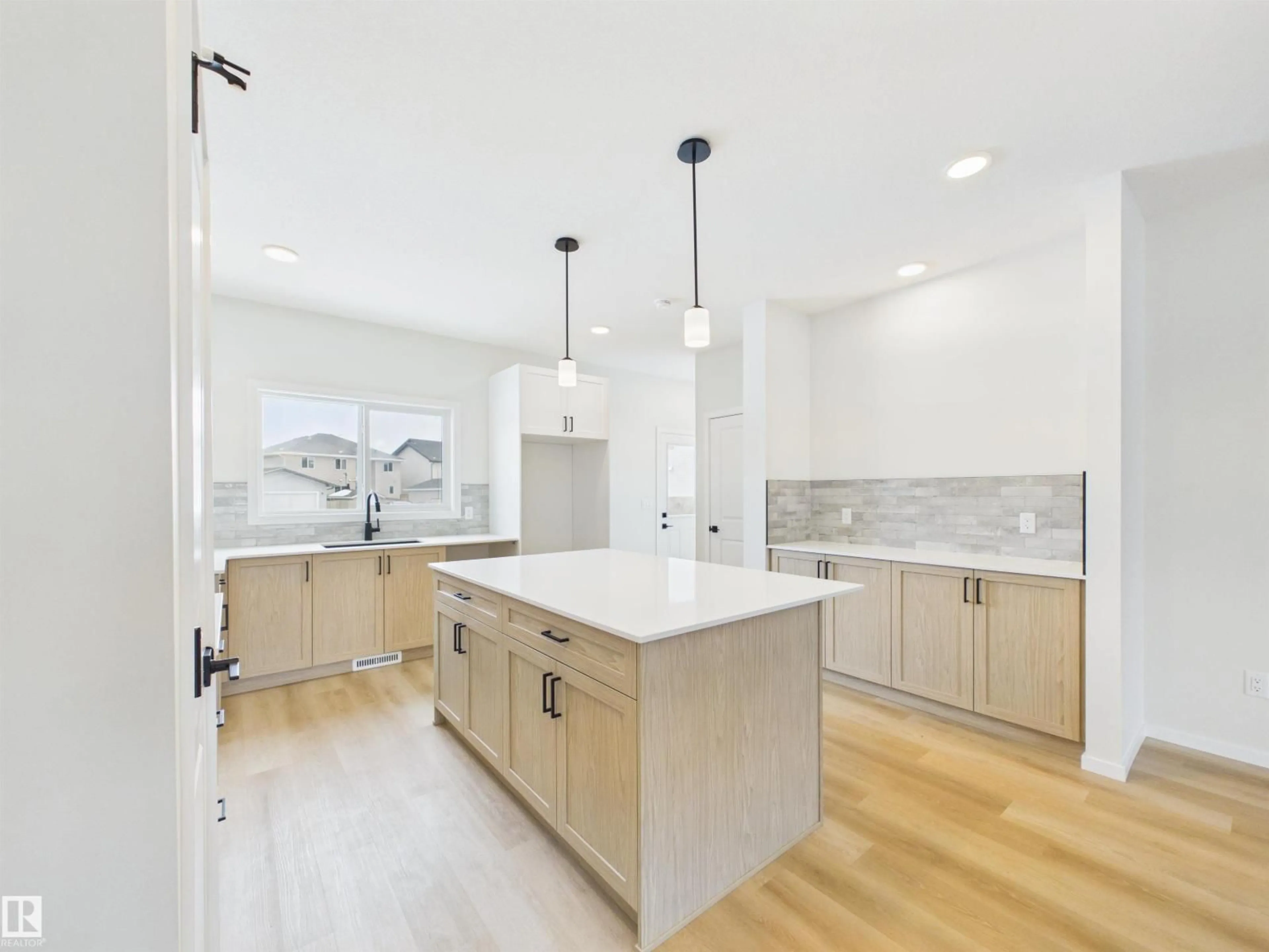 Contemporary kitchen, ceramic/tile floor for 35 SERENO LN, Fort Saskatchewan Alberta T8L0Z9