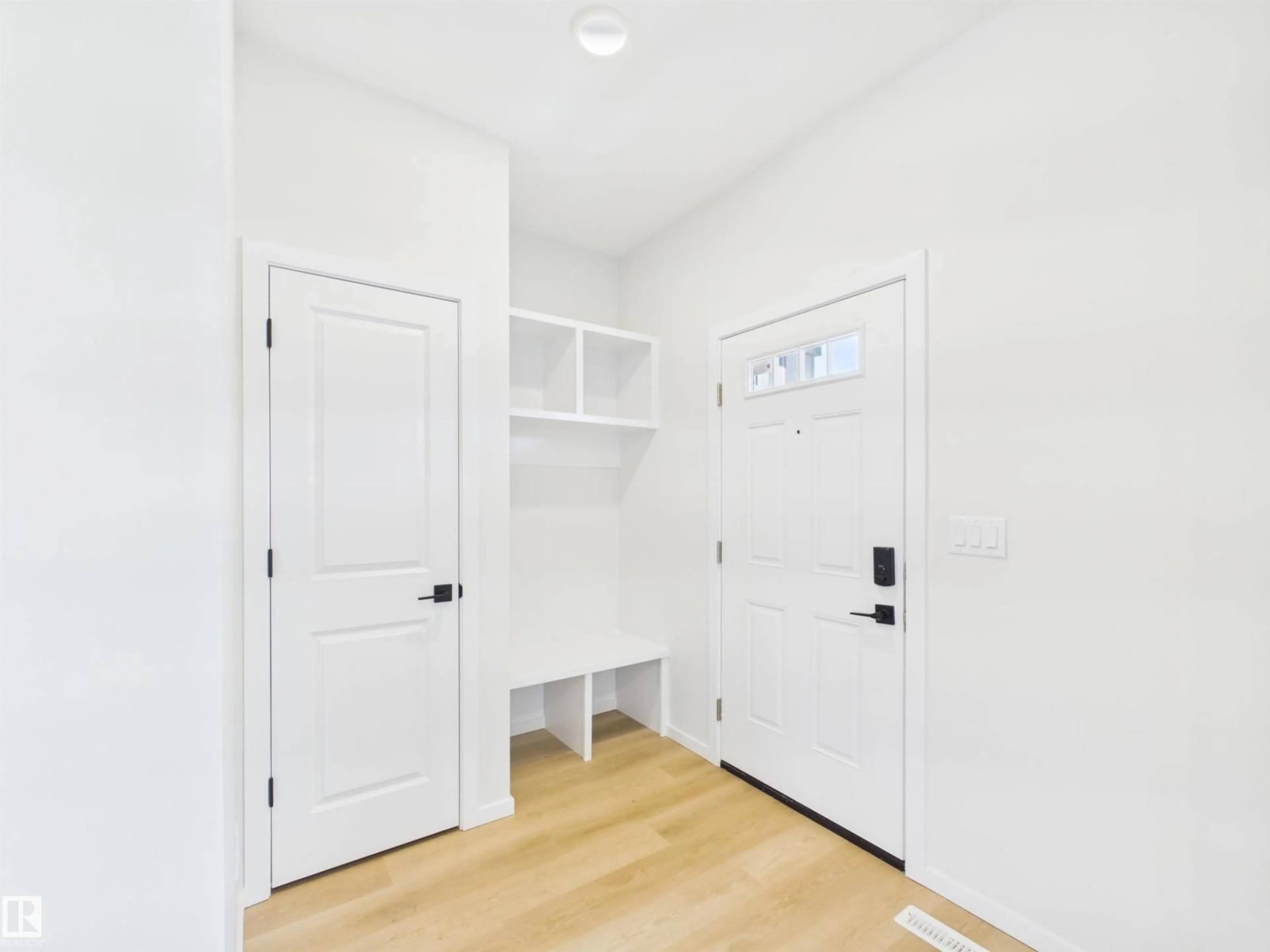 Indoor entryway for 35 SERENO LN, Fort Saskatchewan Alberta T8L0Z9
