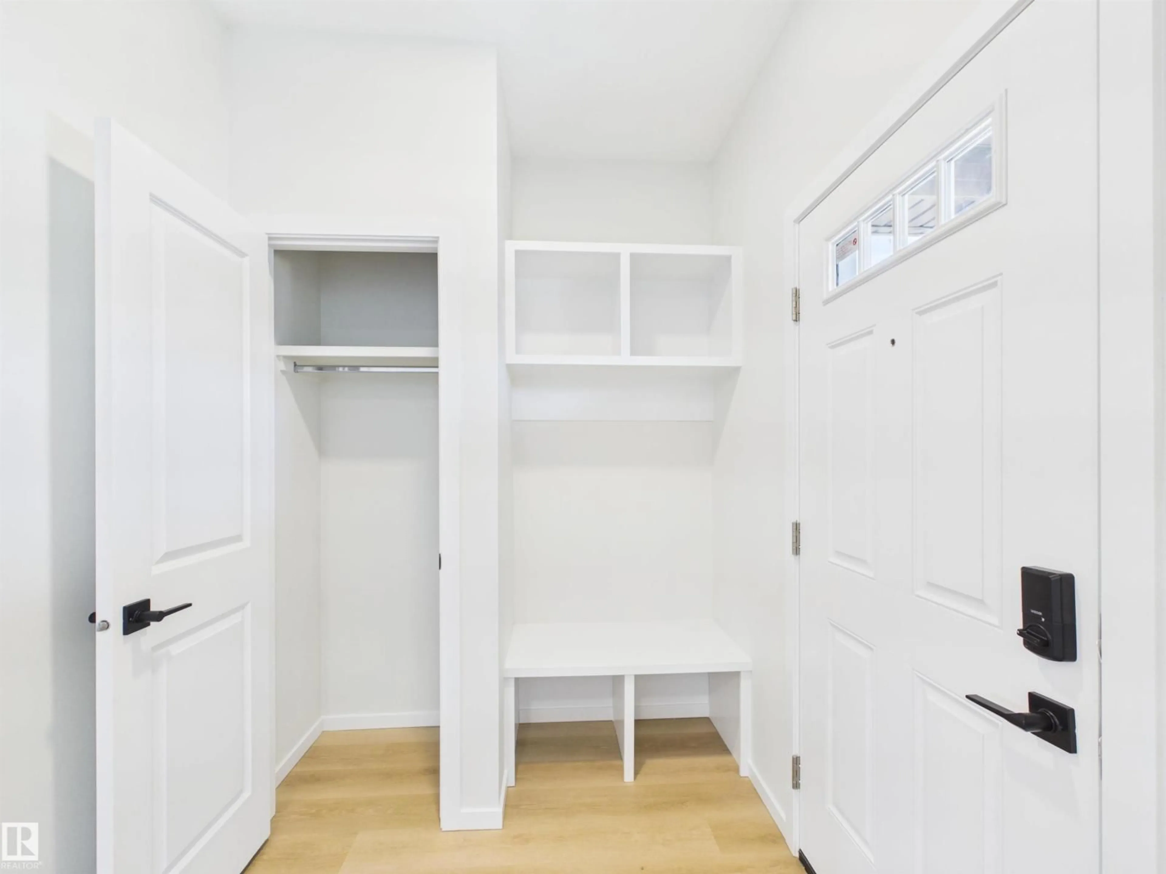 Indoor entryway for 35 SERENO LN, Fort Saskatchewan Alberta T8L0Z9