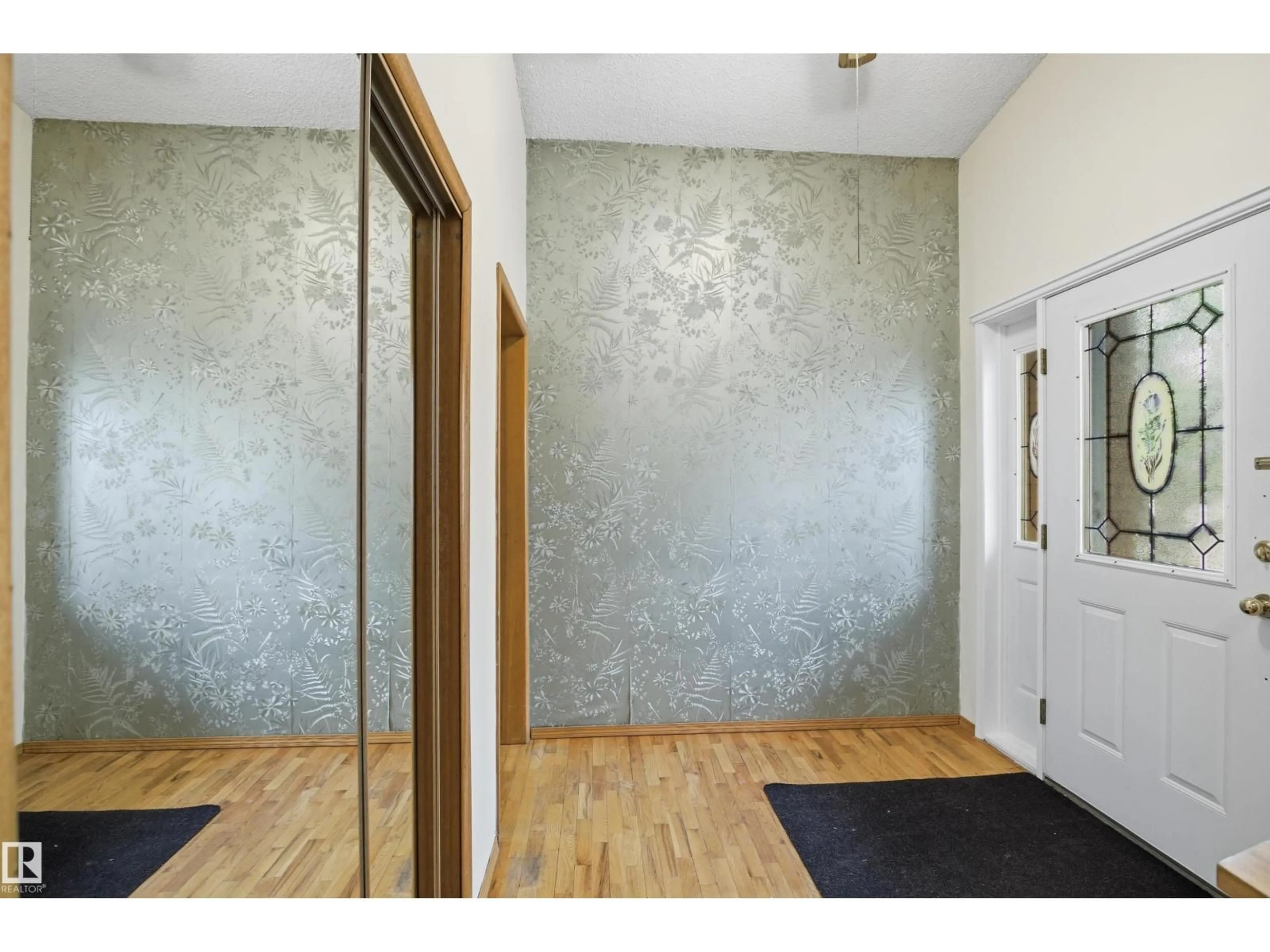 Indoor entryway for 6820 98 AV, Edmonton Alberta T6A0A5