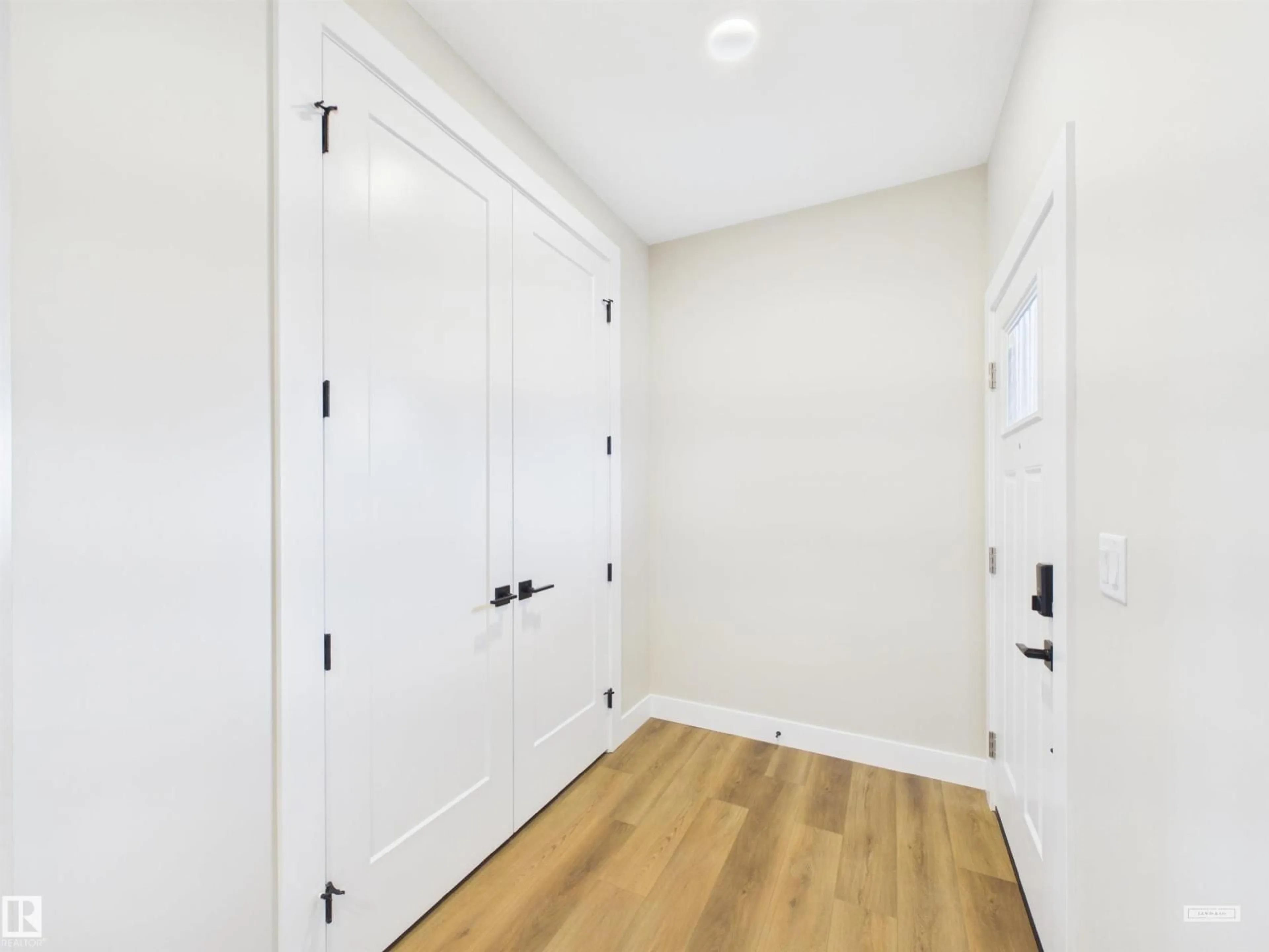 Indoor entryway for 2010 GENESIS LN, Stony Plain Alberta T7Z0K5