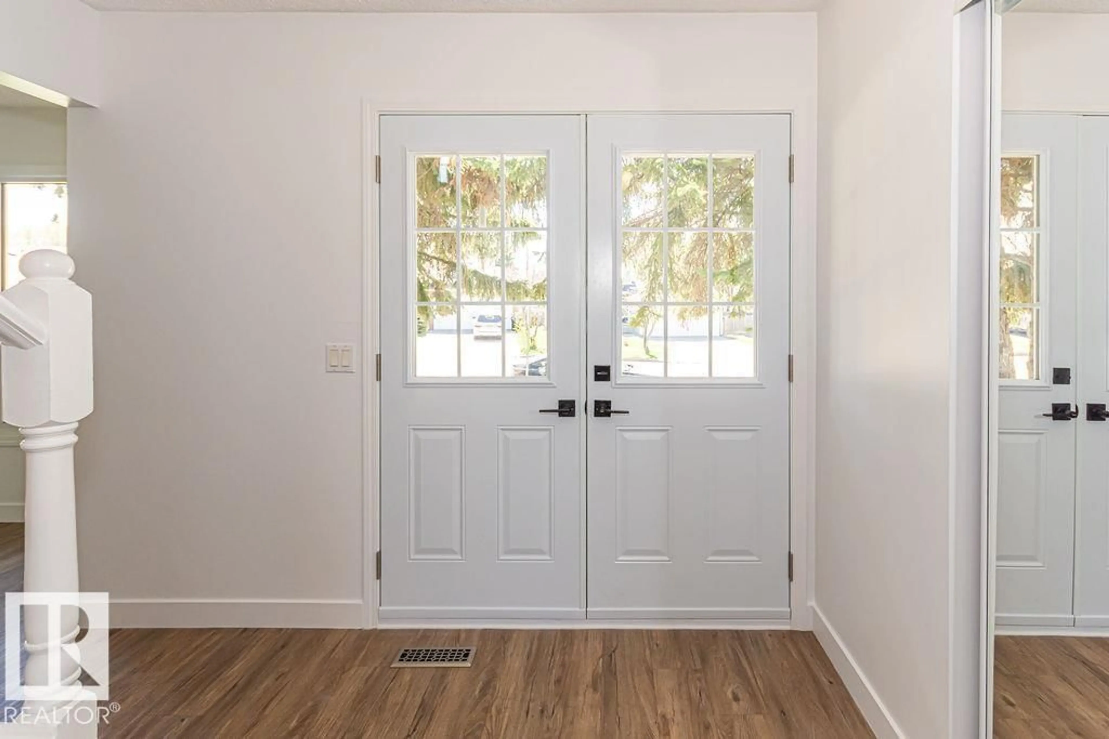 Indoor entryway for 1035 VILLAGE DR, Sherwood Park Alberta T8A4L4