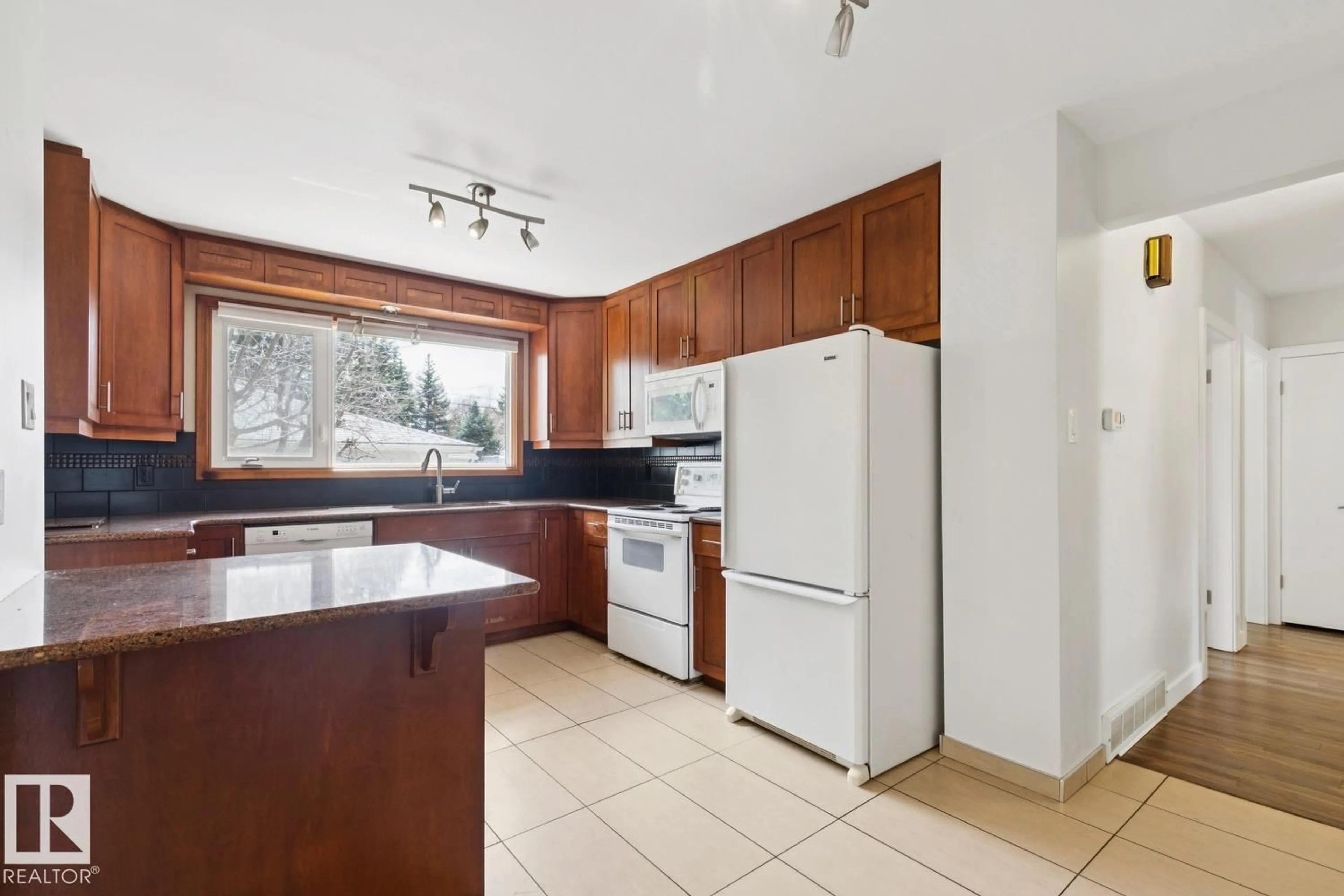 Standard kitchen, ceramic/tile floor for 11451 48 AV, Edmonton Alberta T6H0C9