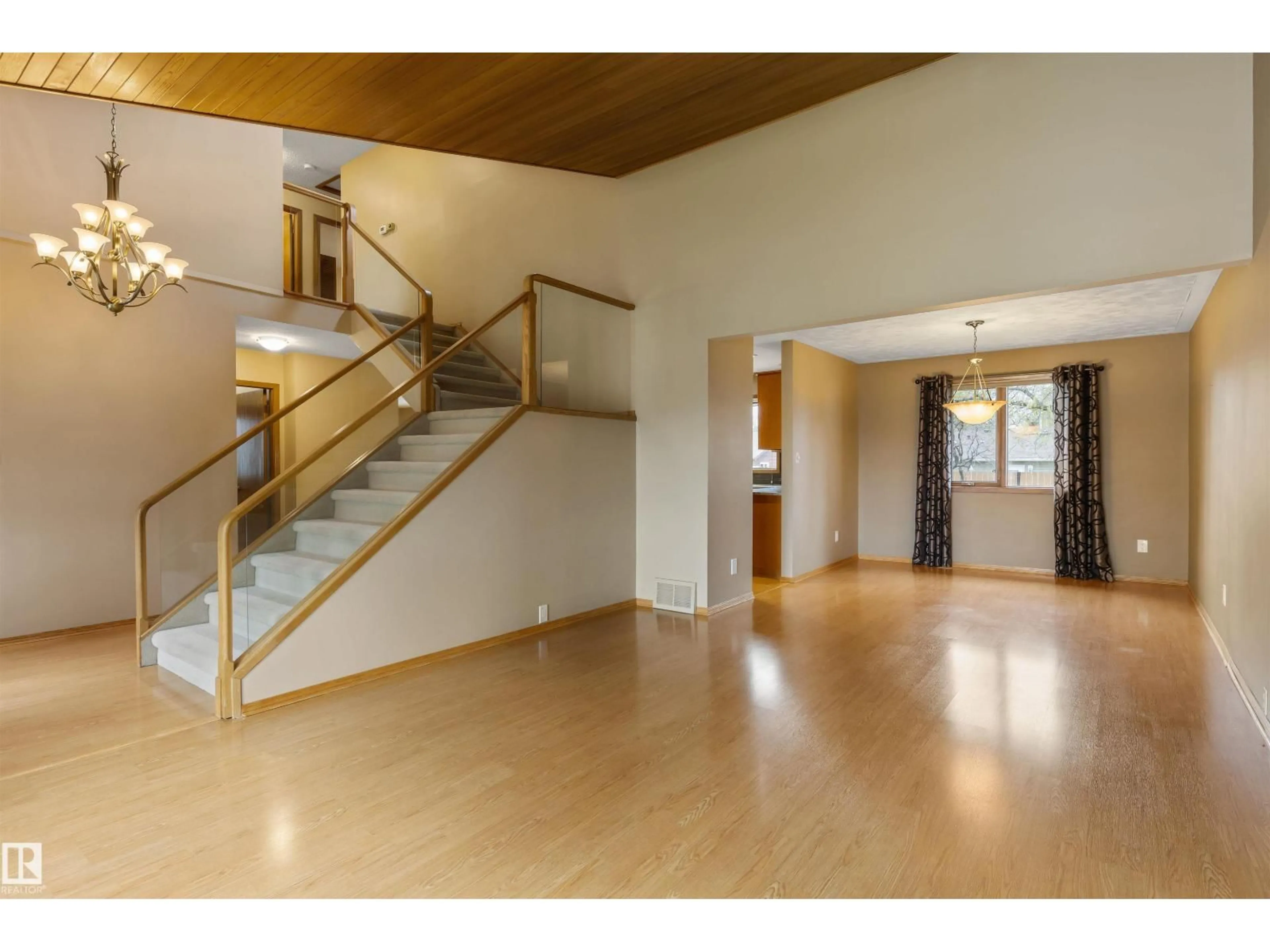 Indoor foyer for 44 WHITEHALL CR, St. Albert Alberta T8N3G4